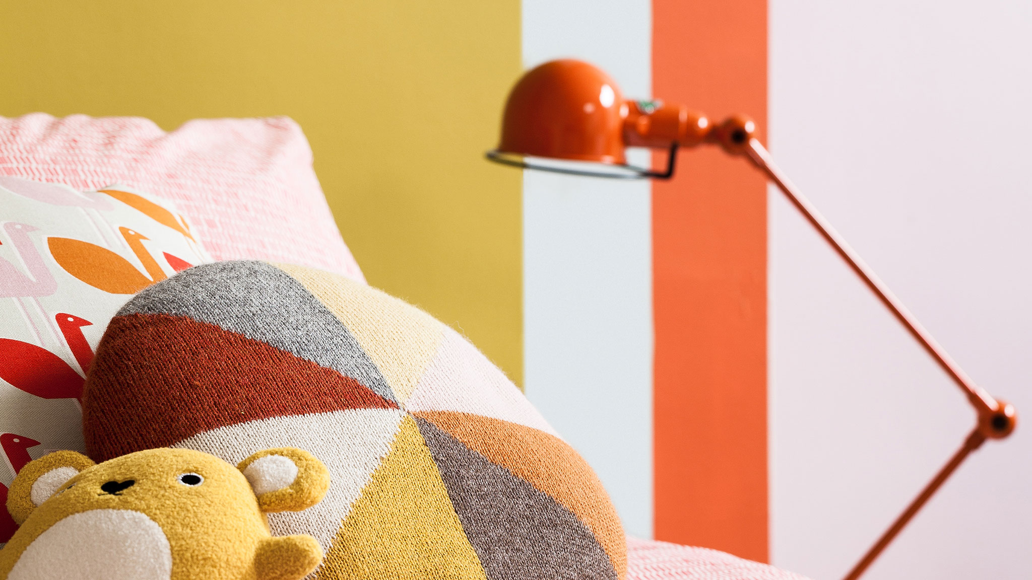 Des rayures de couleurs dans une chambre de filles Pour une palette de couleurs pour chambre de fille aussi agréable que sophistiquée, essayez d'associer un vert moutarde à un orange vif.