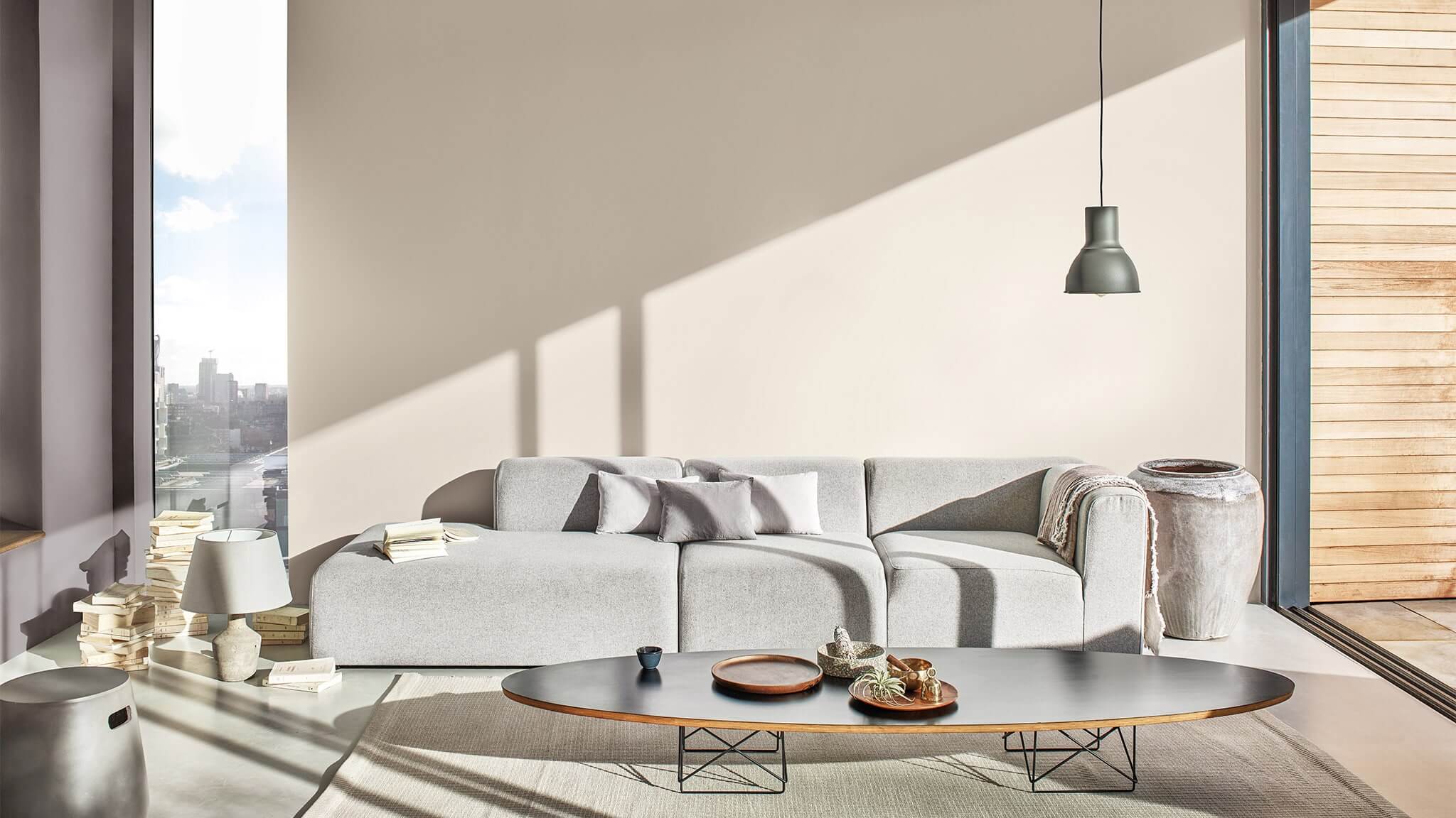 Un salon minimaliste avec une peinture taupe CF20_Minimal_Living_Room
