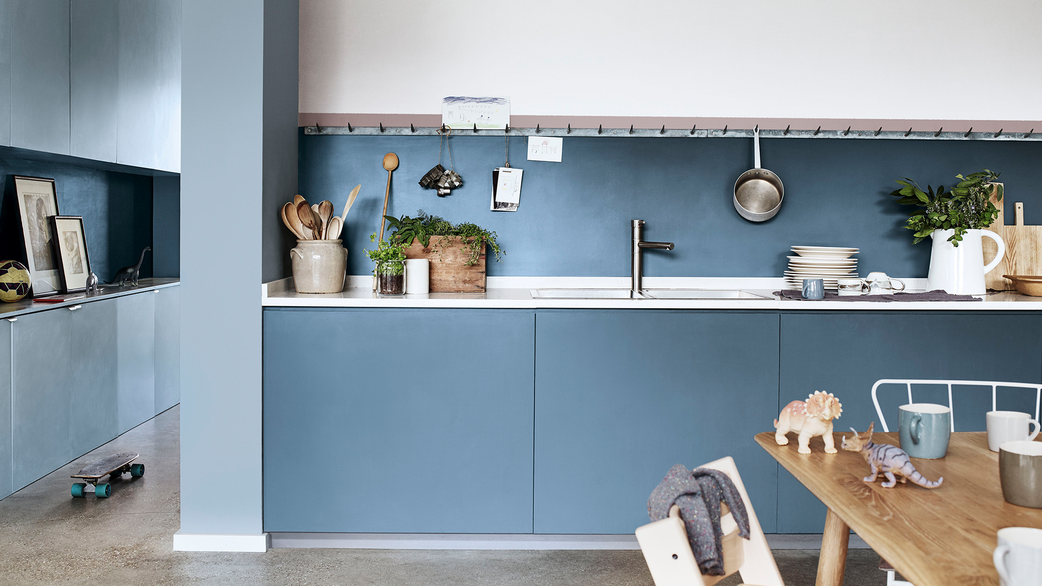 Armoires de cuisine et crédence bleus duluxvalentine-un-petit-coup-de-frais-armoires-de-cuisine-idees-france-5
