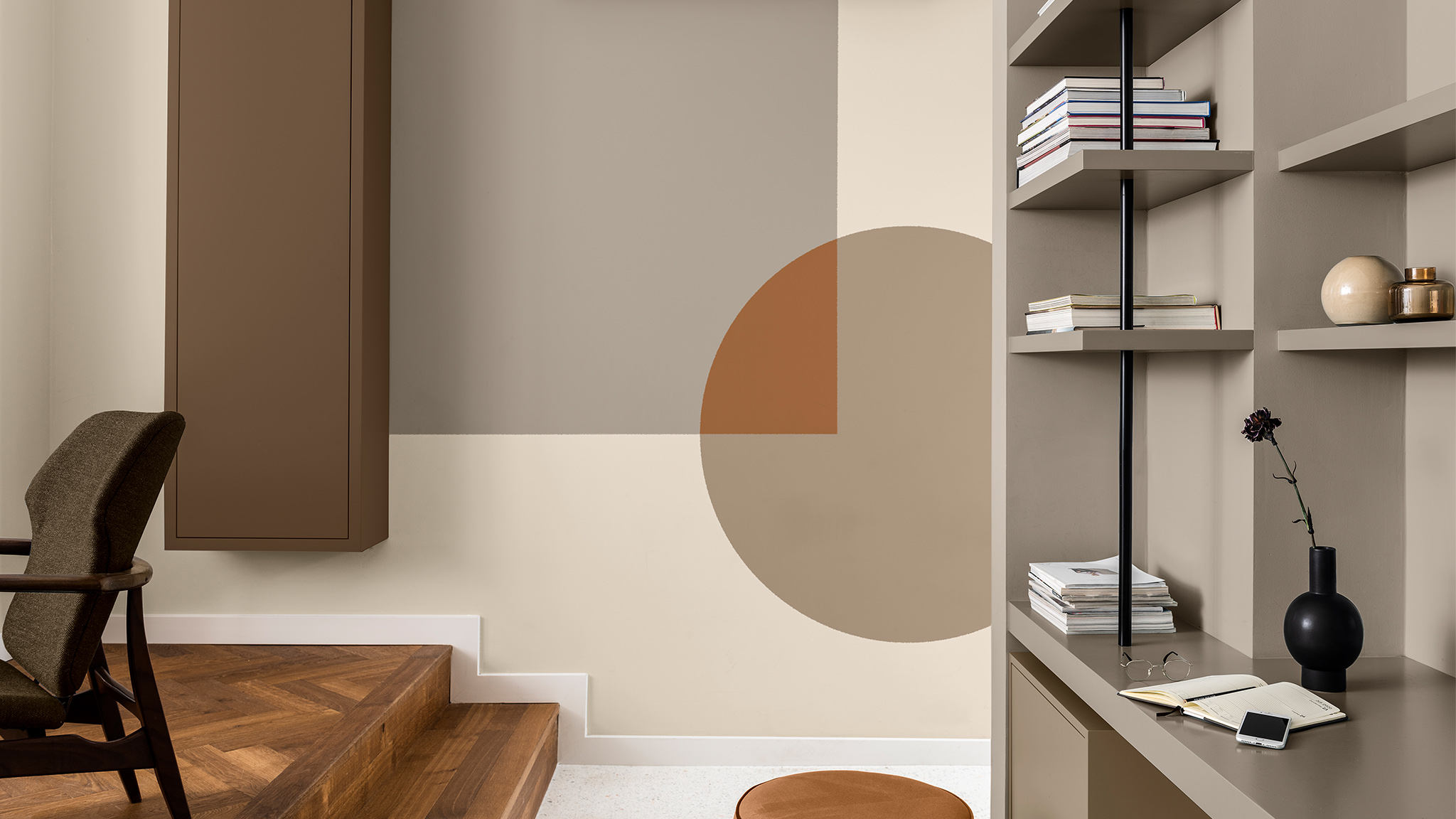 Bureau avec carré et cercle peints au mur en différentes couleurs naturelles Dulux_CF21_Color_of_the_Year_Trust_colors_global_4