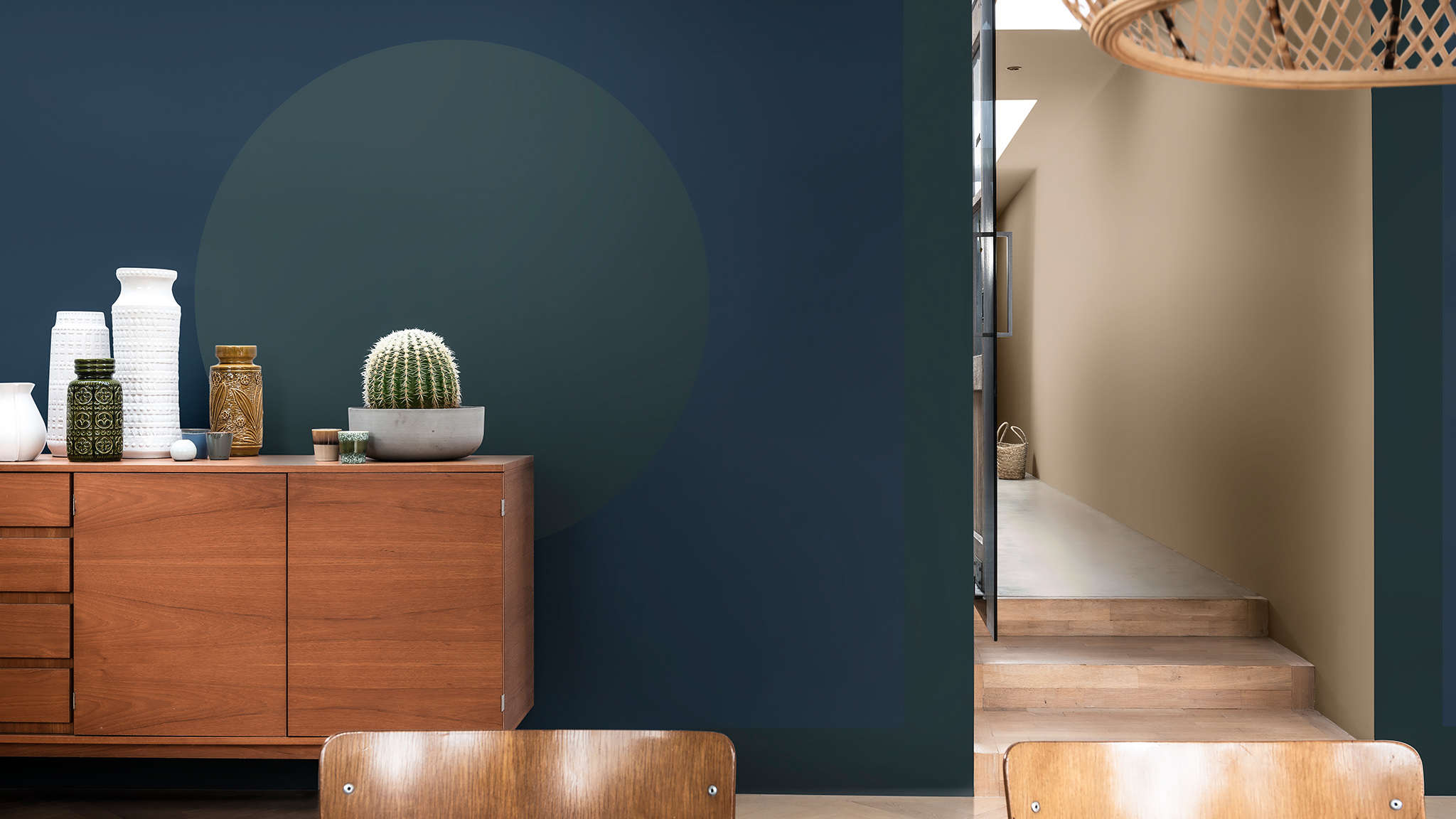 Buffet en bois contre un mur bleu avec cercle vert Dulux_CF21_Color_of_2021_Earth_colors_global_4