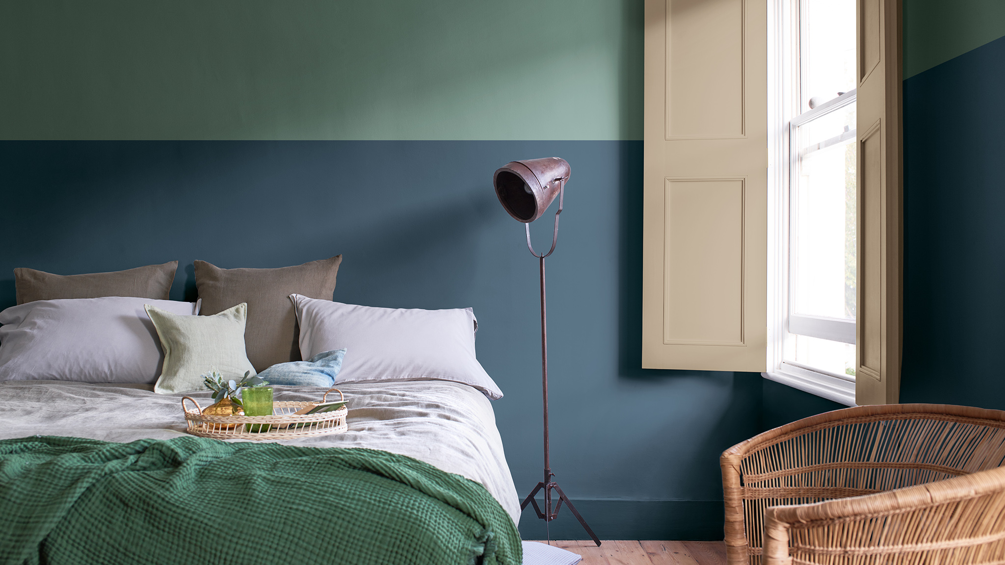 Chambre peinte avec un mur bicolore en bleu foncé et vert sauge Dulux_CF21_Colour_of_the_year_Earth_colors_global_1