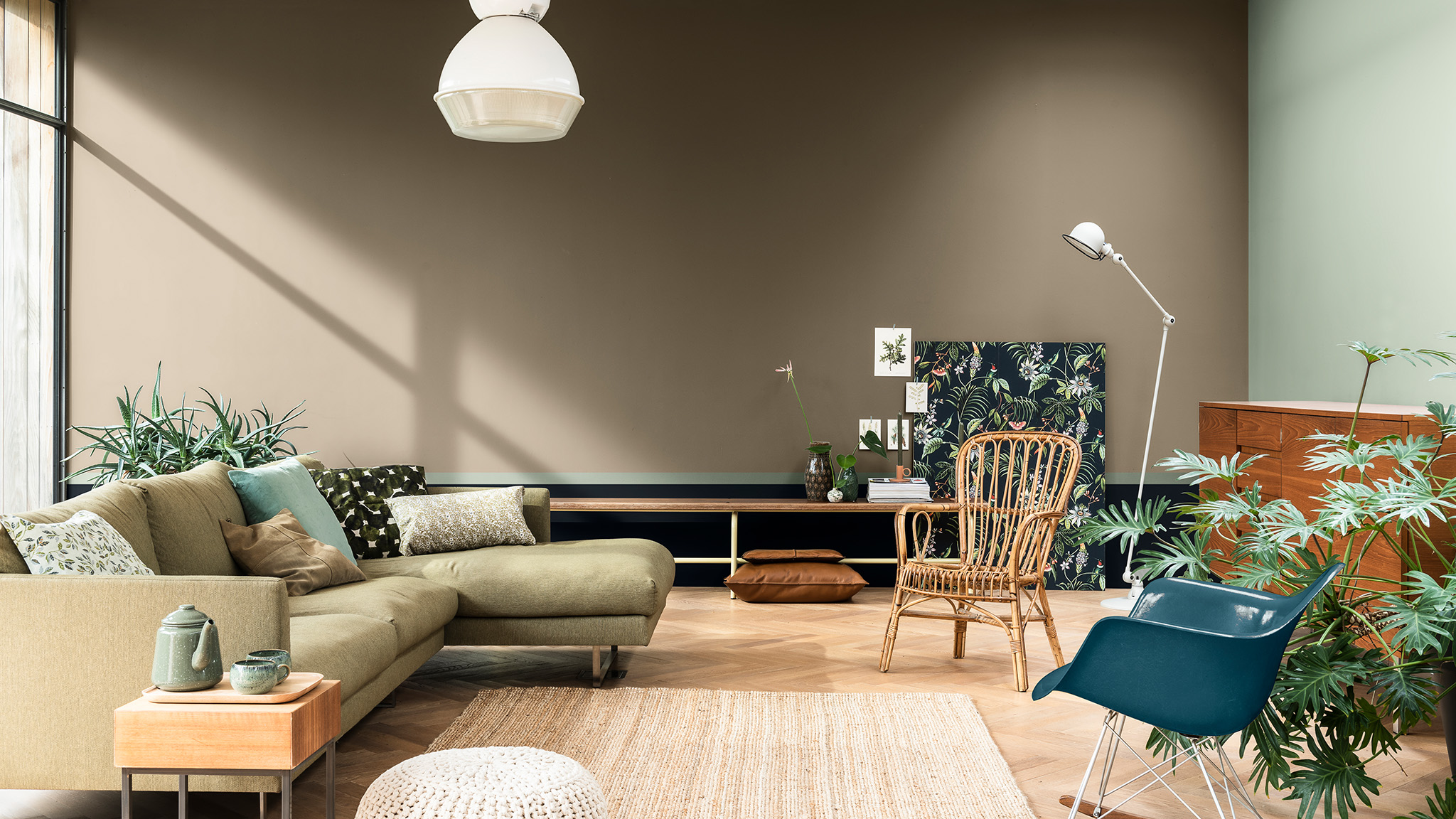 Salon peint en marron et vert avec canapé vert et imprimés botaniques Dulux_CF21_Colour_of_the_year_Earth_colors_global_2