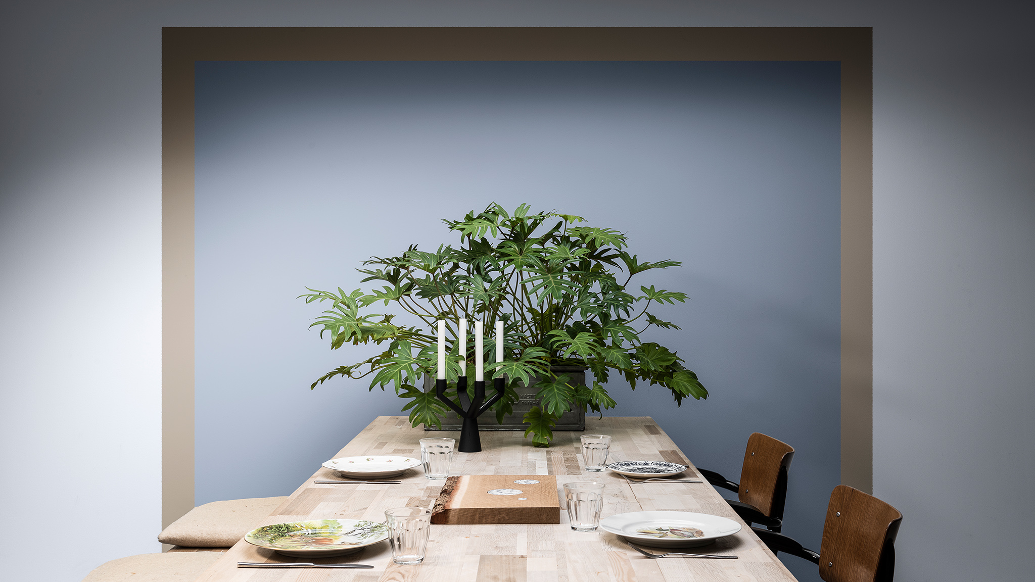 Salle à manger peinte avec un carré bleu encadré de brun, plus table et plante Dulux_CF21_Colour_of_the_year_Earth_colors_global_3
