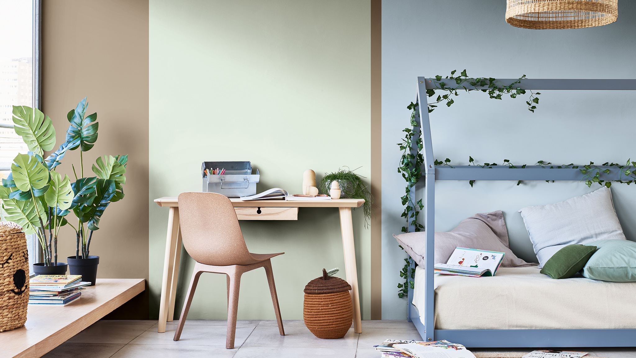Bureau d'enfant peint avec des bandes verticales dans différents bleus, verts et bruns Dulux_CF21_Colour_of_the_year_Earth_colors_global_4