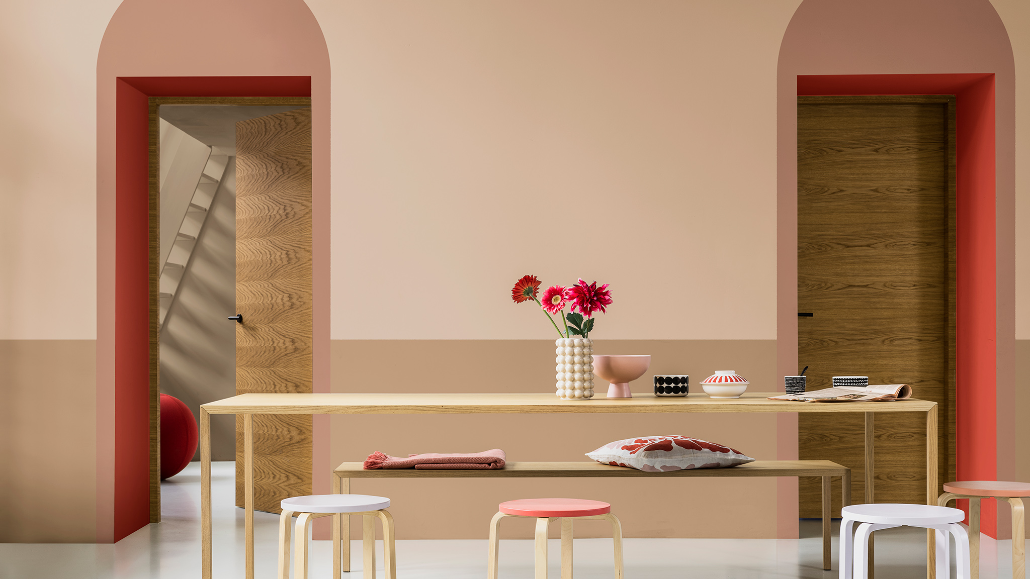 Mur de cuisine avec arcs de porte peints, table à manger et tabourets Dulux_CF21_Color_of_2021_Expressive_colors_global_3