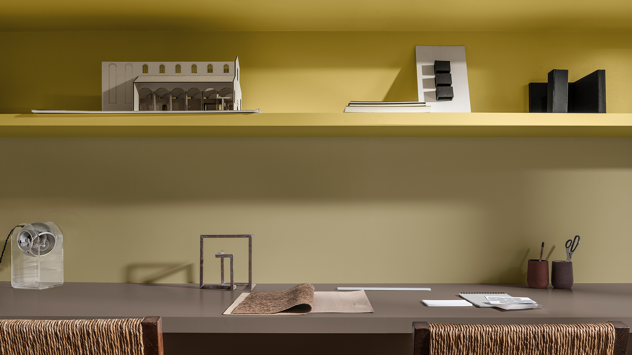 Étagères de bureau en jaunes et Brave Ground, plus deux chaises à dossier tissé. Dulux_CF21_ Colour_of_the_year_Timeless_colors_global_4