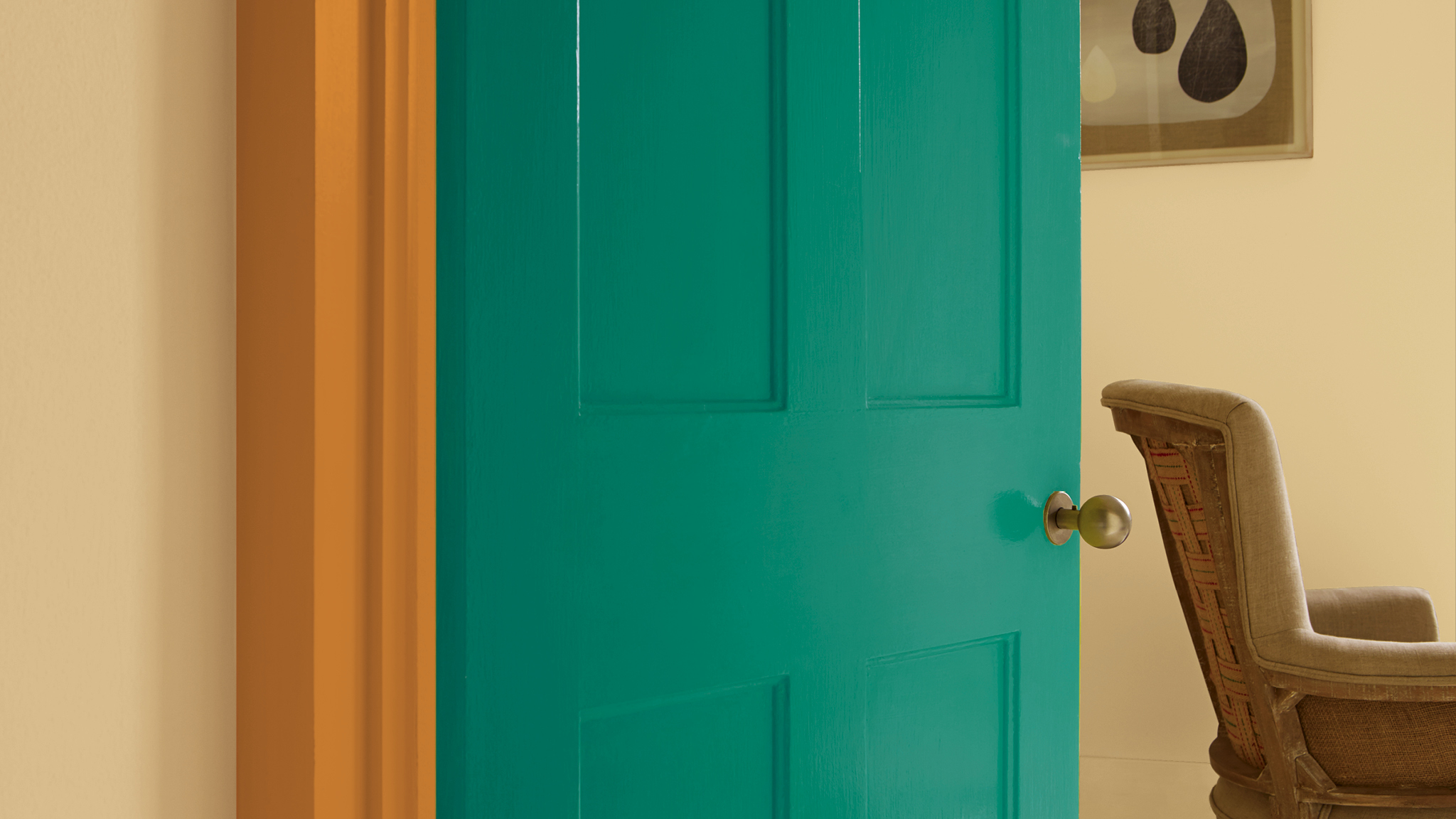 Encadrer vos fenetres avec de la peinture Optez pour une nuance plus foncée sur vos cadres que sur vos murs et vous obtiendrez le petit plus pour rendre votre pièce plus grande.