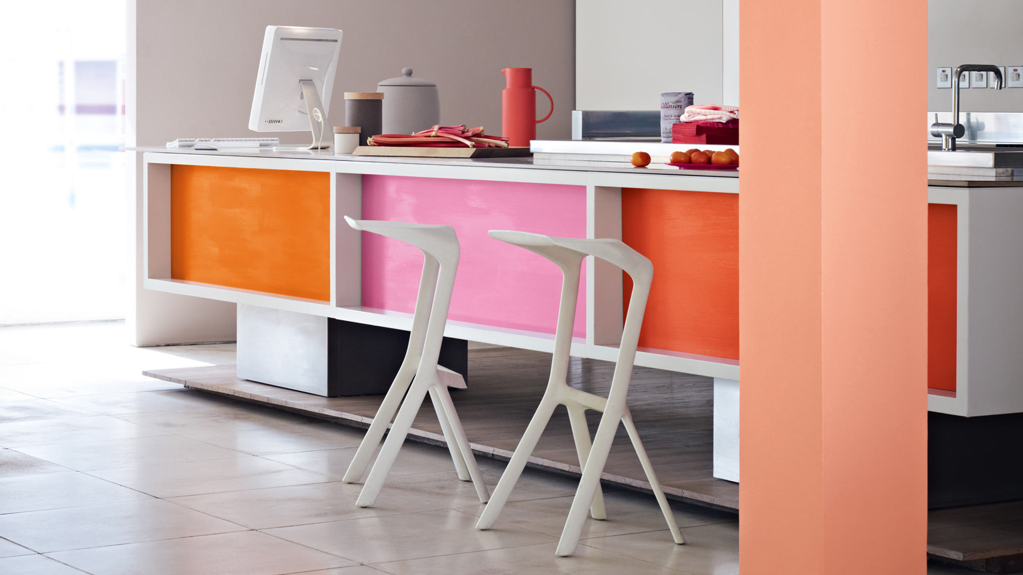 Essayer le colour zoning Vous pouvez peindre une couleur sur le mur derrière votre sofa, puis choisir une couleur pour les murs autour de vos fenêtres puis une autre pour les alcôves de la pièce.