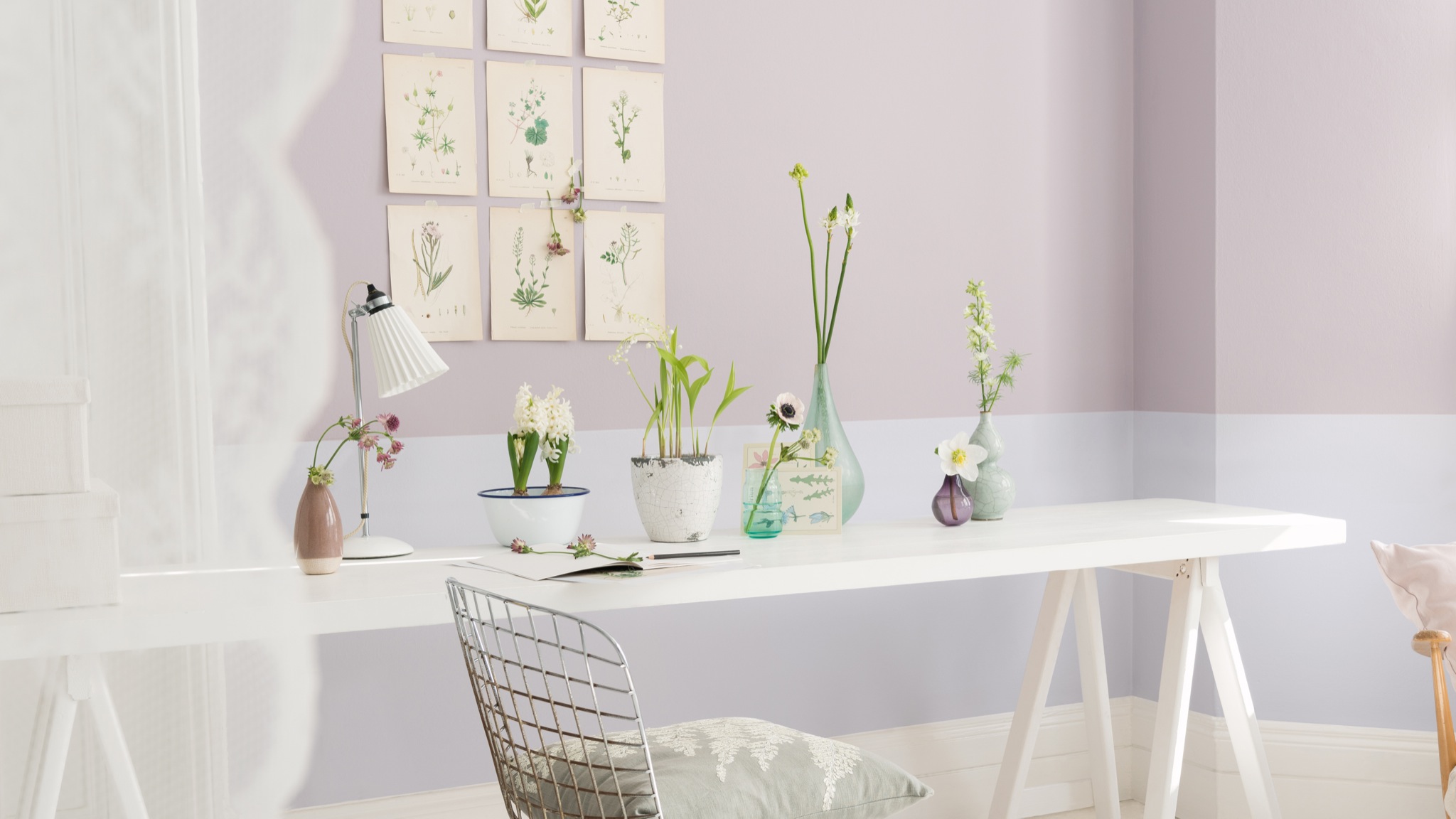 Essayer les tons de couleurs contrastantes Peignez les poutres, les bords des plinthes et toute autre moulure dans des couleurs lumineuses, réfléchissantes, peut être dans un ton subtil contrastant avec la couleur des murs.