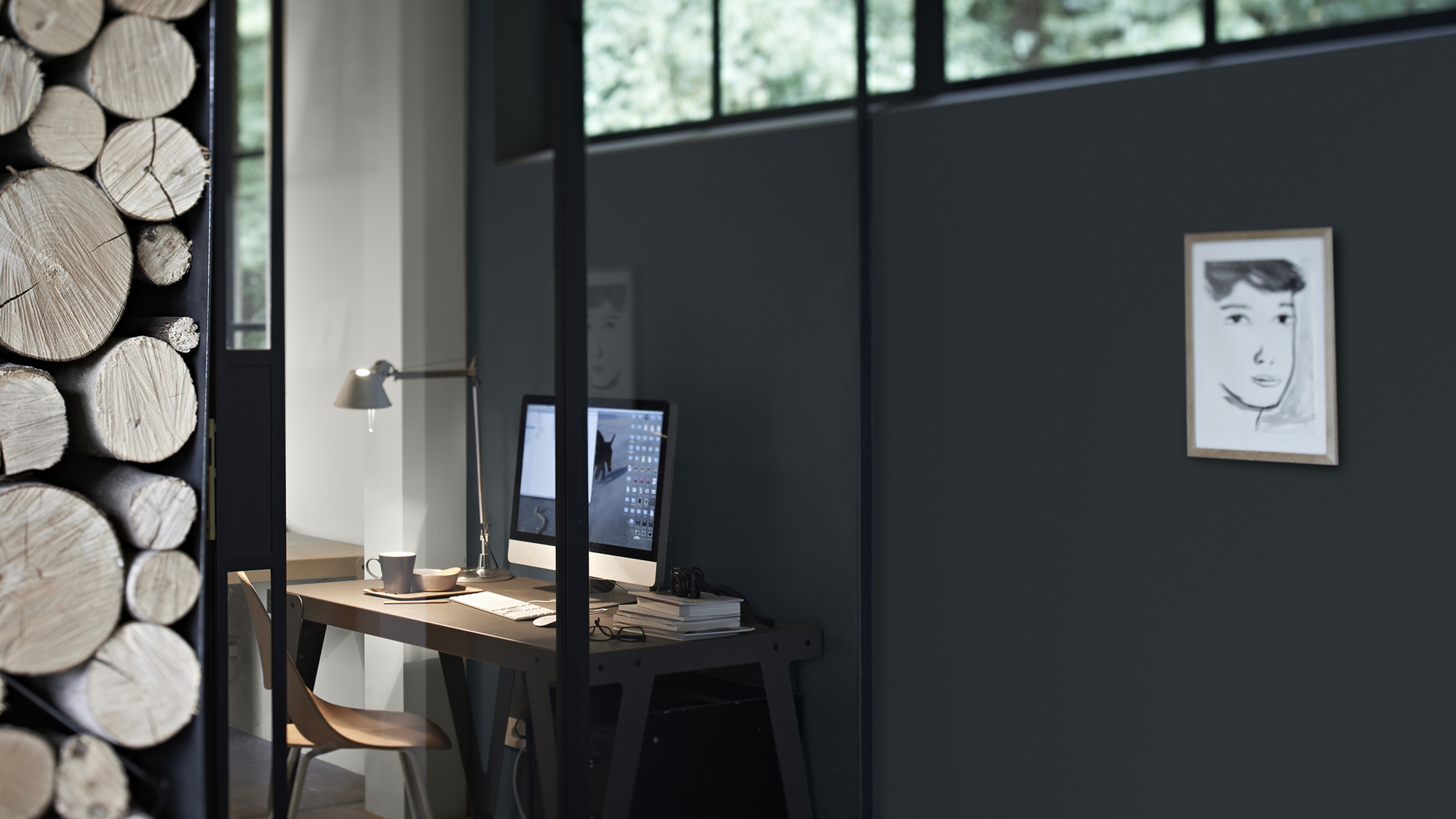 Optez pour le gris pour une note sophistiquee Le gris foncé est une manière rapide de rendre un espace instantanément plus luxueux. En couleur dominante, le gris n'attire pas le regard ce qui fait de lui une alternative parfaite aux blancs et aux crèmes comme toile de fond neutre.
