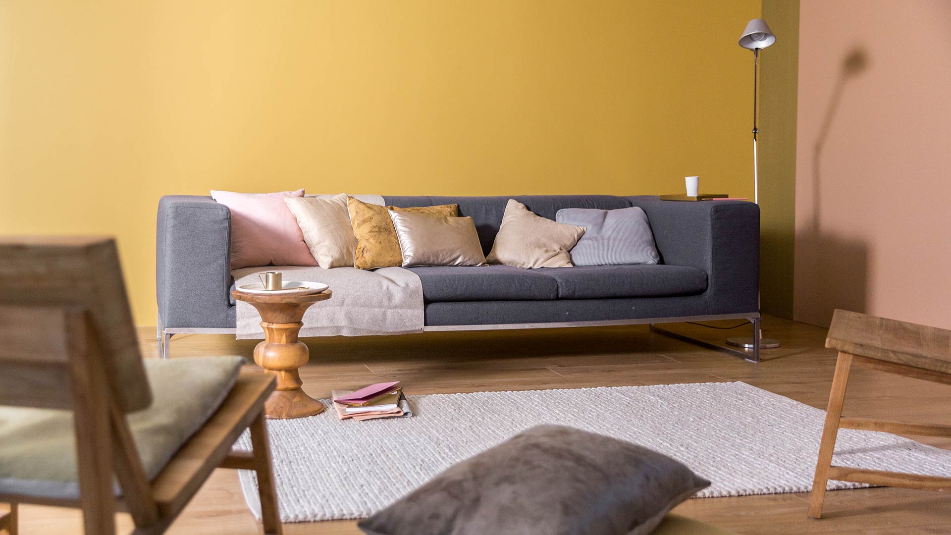 Canapé gris dans un salon aux couleurs chaudes