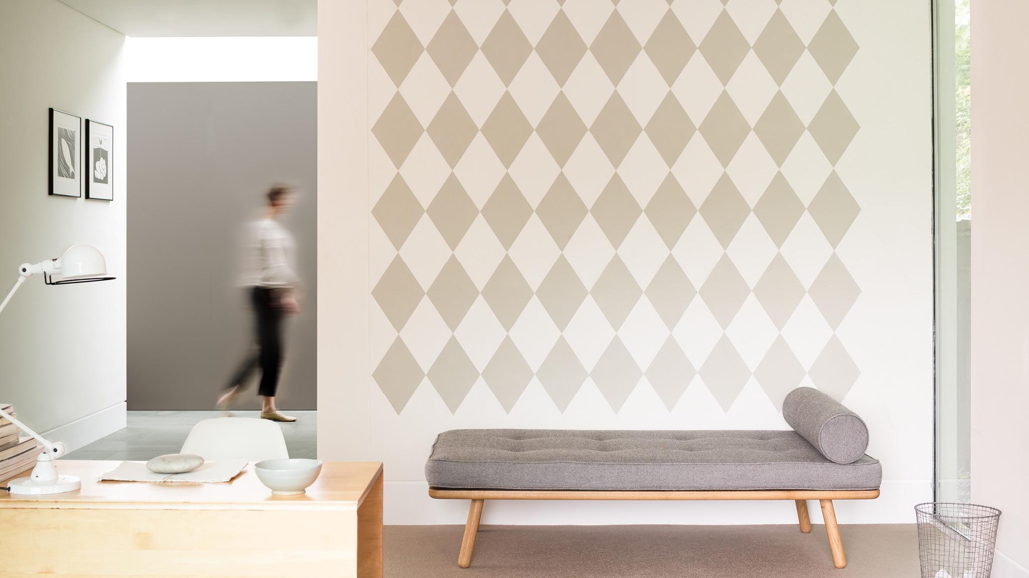 Peindre un motif sur votre mur Si vous vous sentez vraiment d'humeur enjouée, les losanges graphiques ou les points colorés sont fabuleux pour ajouter une touche de style design à votre palette.