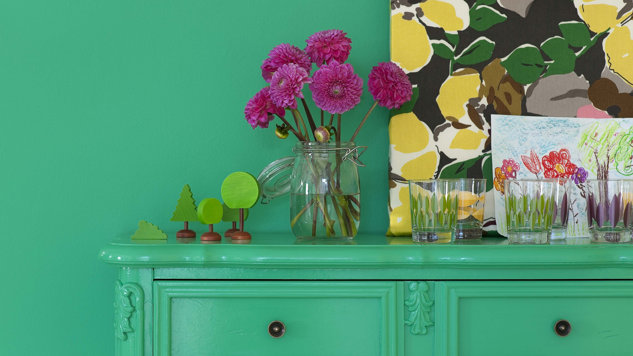 Reveillez-vous avec une palette verte rafraichissante Le vert est l'équilibre parfait entre le vif et l'apaisant ; peignez vos murs dans des teintes vives pour avoir un peu d'énergie supplémentaire le matin