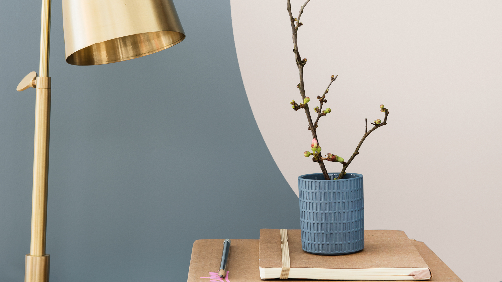 Un bureau et une nature morte Une forme géométrique sur le mur d'un bureau.