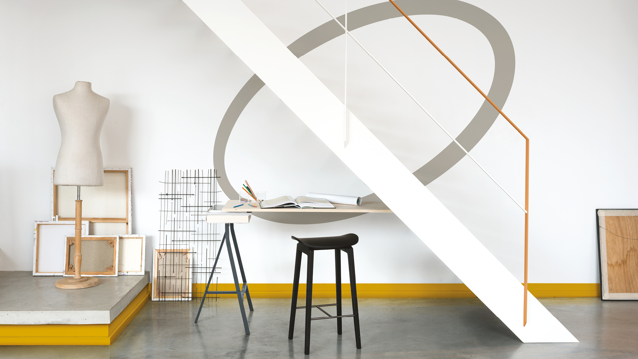 Un espace de travail ovale Délimitez votre espace de travail en utilisant la couleur dans un décor dynamique.