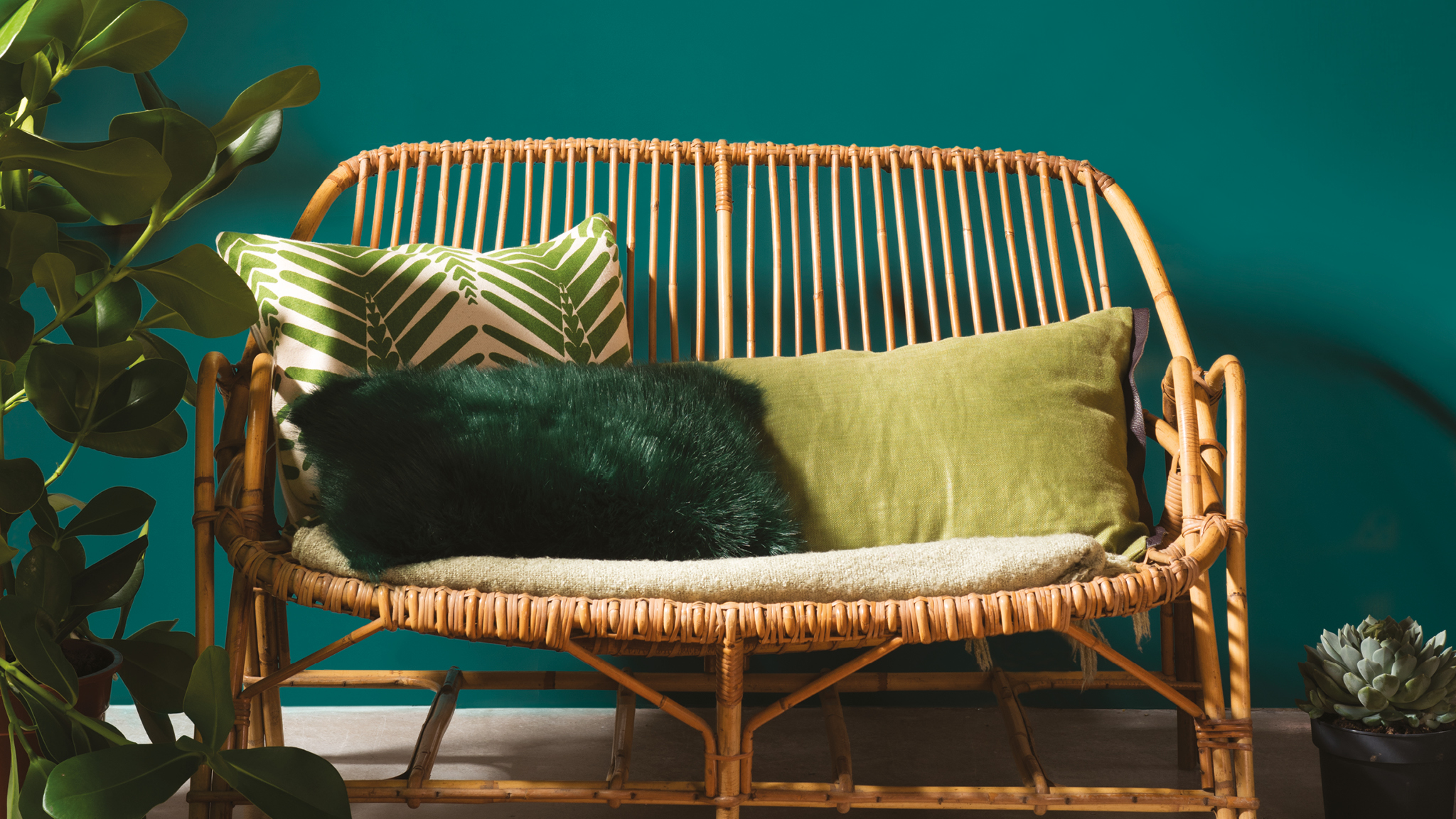 Un fauteuil sur fond vert Les bois naturels sont particulièrement mis en valeur par les palettes de verts évoquant la terre.