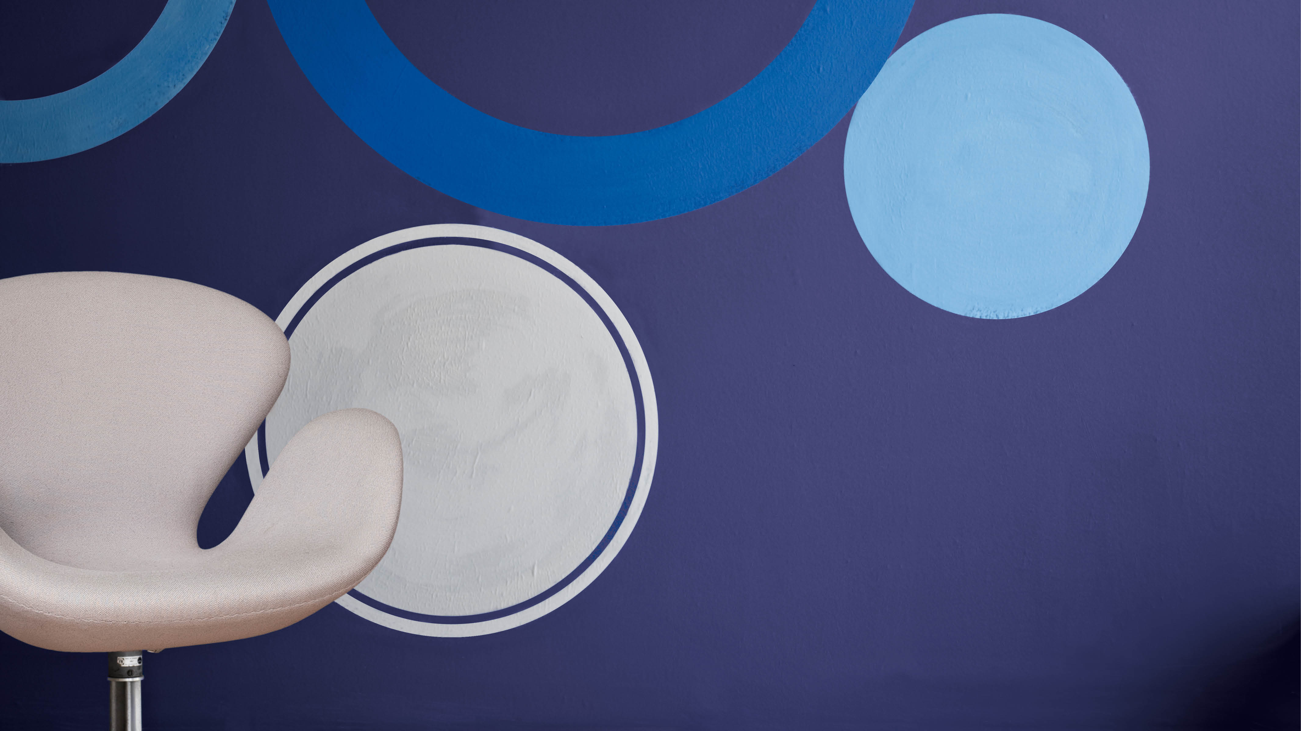 Un mur d’accent bleu Le bleu électrique est parfait pour créer de magnifiques murs d’accent, notamment s’il est associé à un orange acidulé, ou tout simplement à un blanc immaculé.
