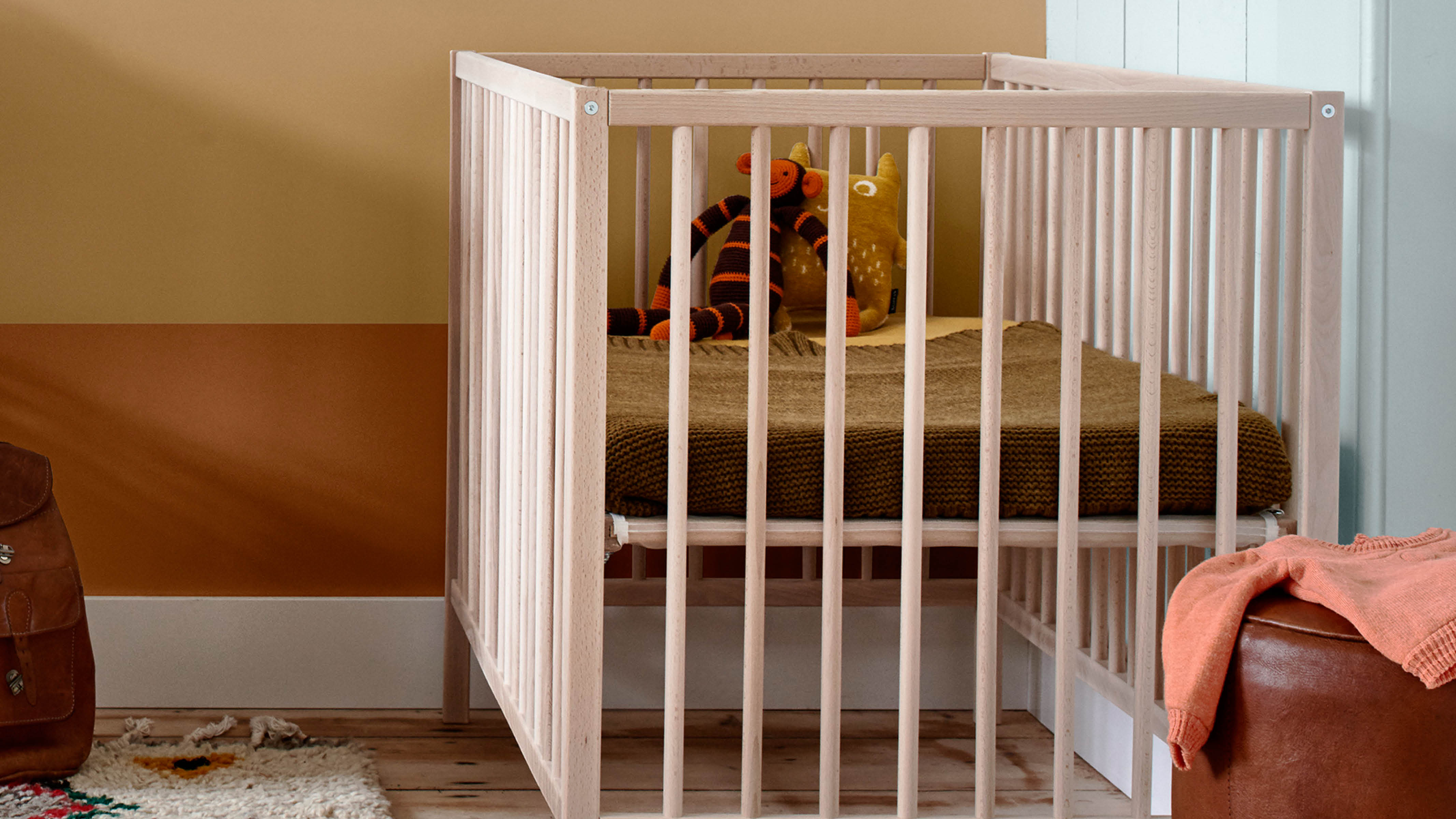Un mur d’accent orange et jaune Pour une ambiance Far West authentique, conservez l’aspect naturel de vos meubles avec une simple lasure.