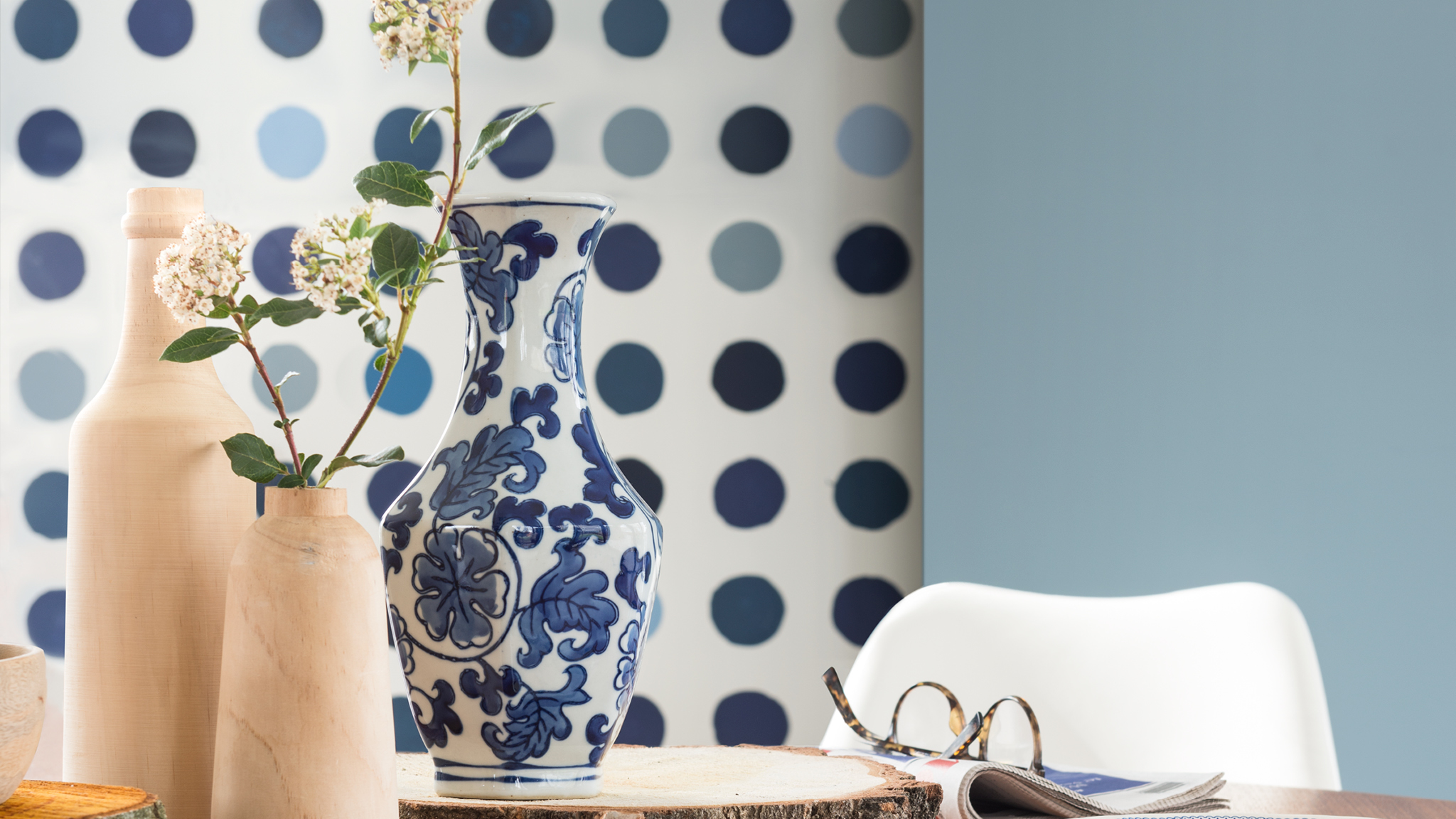 Un mur à pois bleus Une composition de pois en camaïeu, jouant sur une même palette de couleurs, crée un décor dynamique.