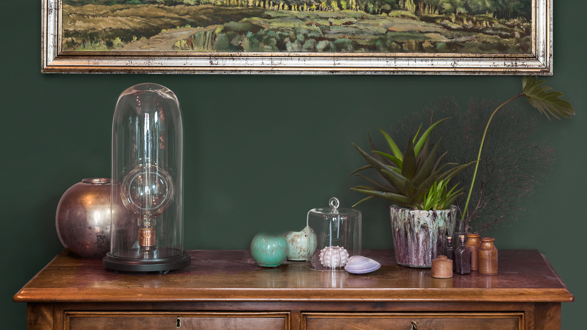 Un mur vert Une couleur riche et profonde met en scène les objets anciens.