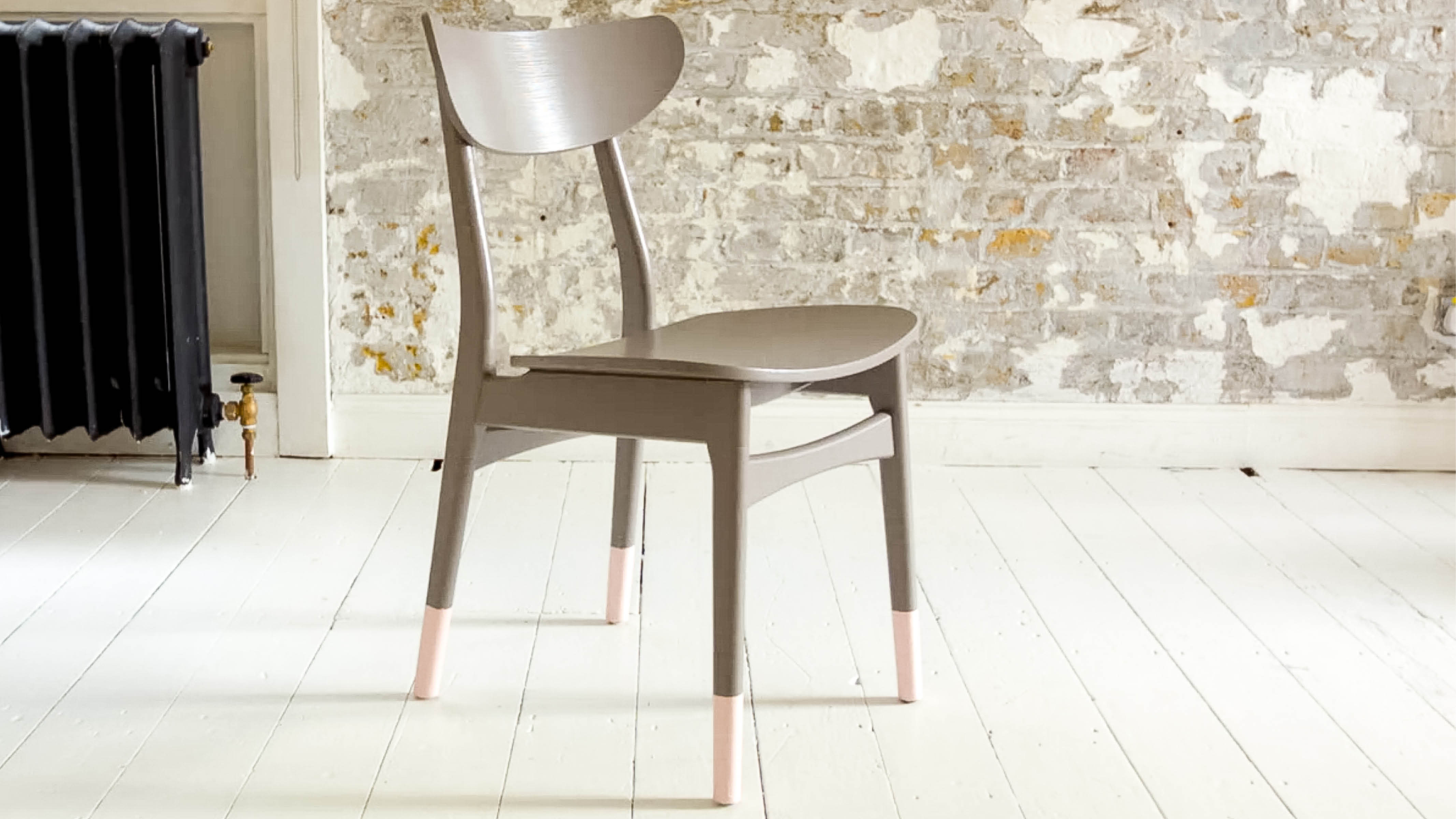 Un petit peu de couleurs peut faire une grande différence Vous n’avez pas besoin de recouvrir un mur entier de motifs pour créer un effet. Des motifs originaux, comme des pieds de table rayés en bleu et gris ou des motifs en forme de diamant dans une armoire ou un tiroir, confèrera un style design à votre décoration.