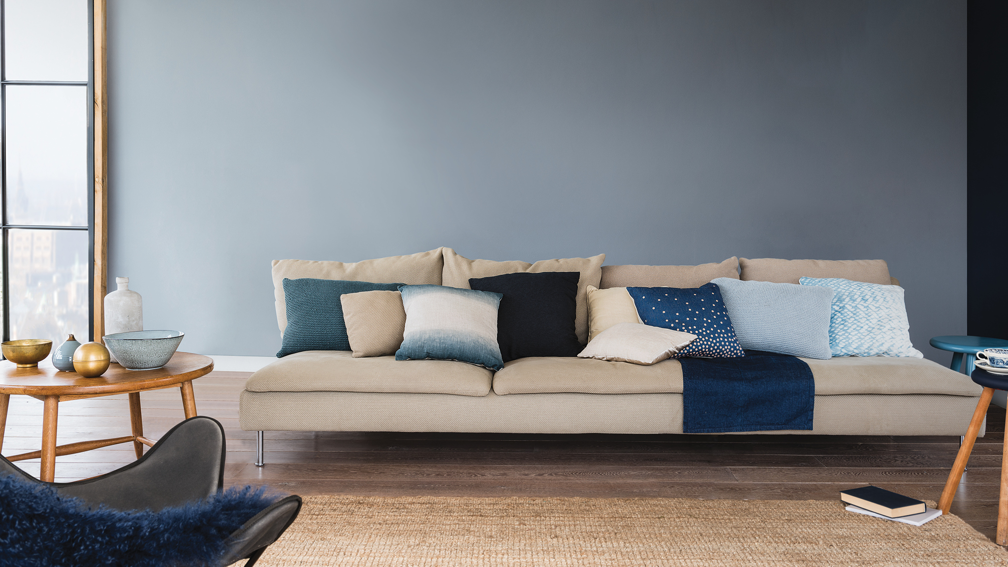 Un salon bleu Découvrez comment la nuance Horizon Cendré, Couleur de l'année 2017, peut transformer votre intérieur.