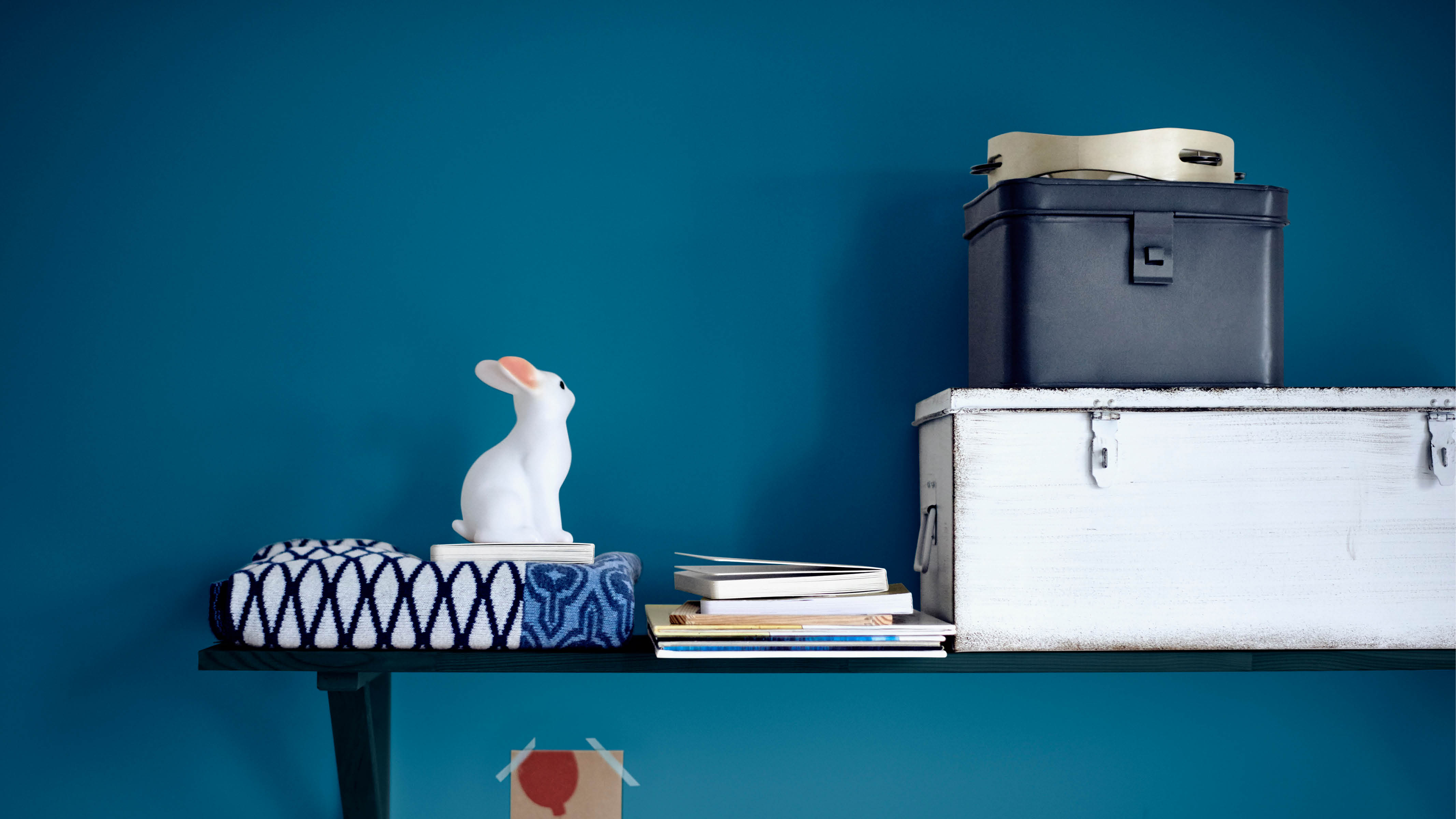 Une armoire de rangement bleue Peindre des touches de couleurs dans des endroits inattendus comme l’intérieur d’une armoire ou des étagères est le moyen idéal de créer une décoration de chambre élégante à moindre coût.