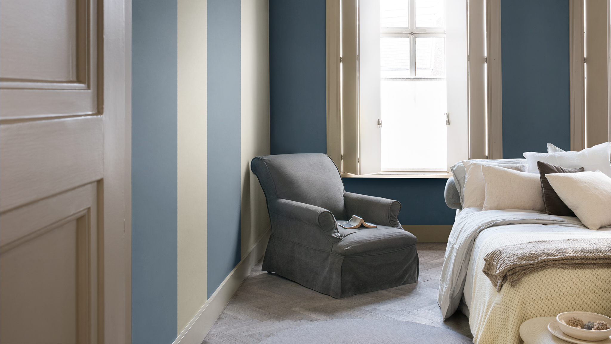 Une chambre bleue Couleur du quotidien, le bleu crée une ambiance apaisante et naturelle dans la chambre.