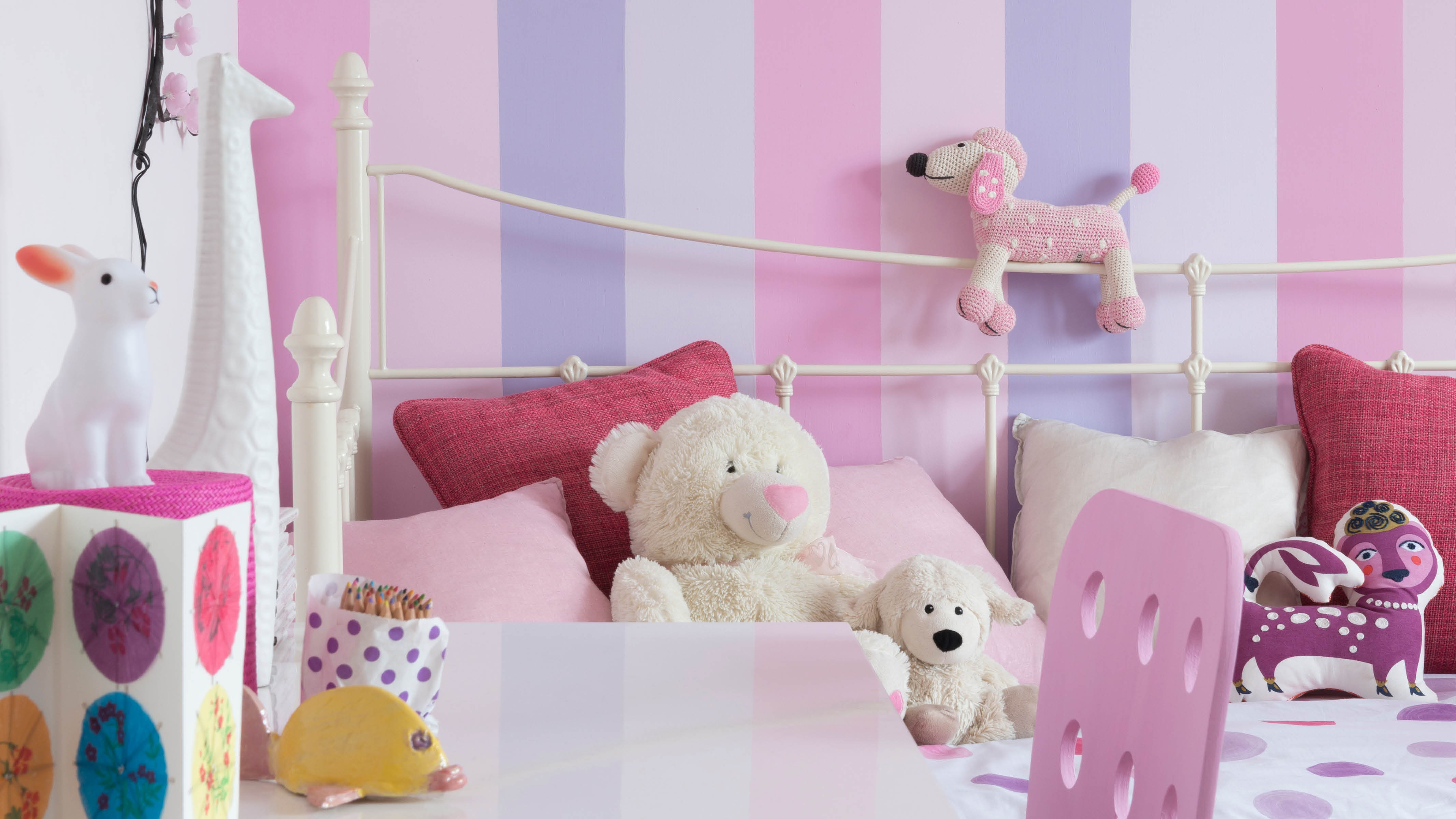 Une chambre de bébé à rayures roses Chauds et passionnés, le rose vif et le lilas sont des couleurs percutantes qui contrastent avec les teintes neutres froides, notamment si elles sont utilisées pour créer un effet bayadère.