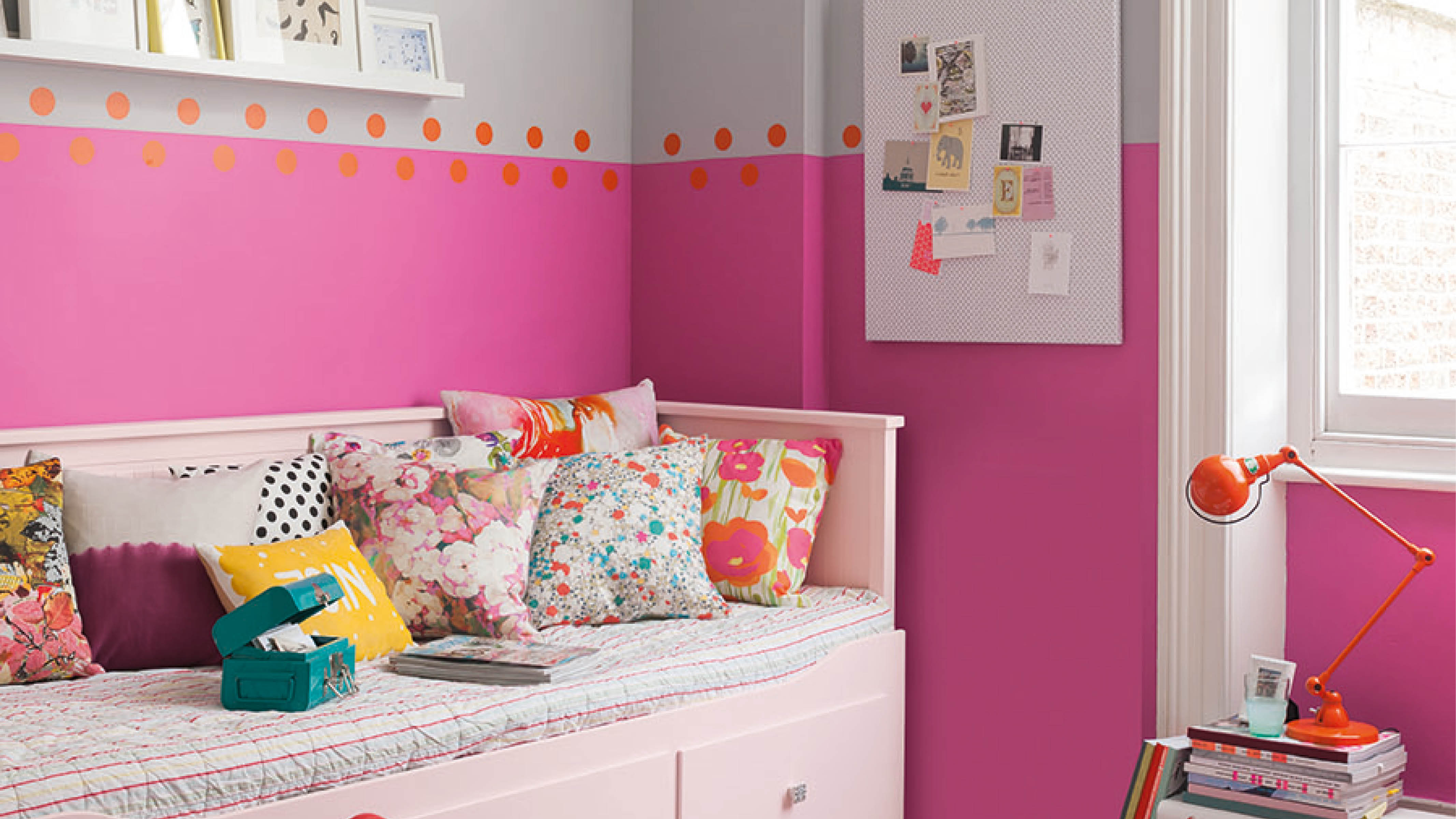 Une chambre de bébé rose et grise Équilibrer une couleur vive, comme un rose néon, avec une couleur plus douce telle qu’un gris est un formidable moyen de jouer avec les couleurs sans surcharger la décoration de la chambre de votre bébé.