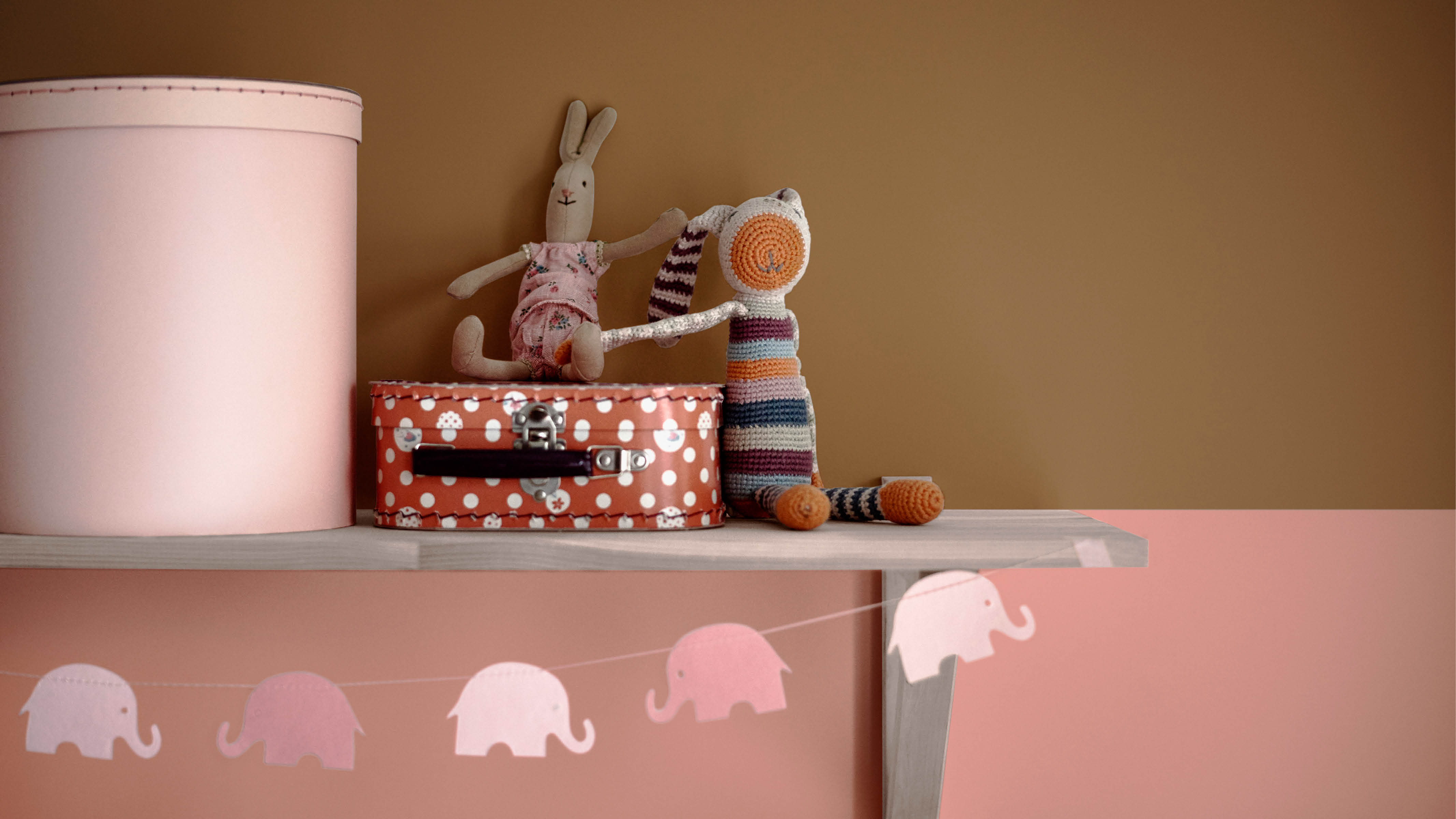 Une chambre de bébé rose et ocre Le rose vous tient à cœur, mais vous souhaitez lui apporter une touche de modernité ? Essayez de l’associer à de l’ocre