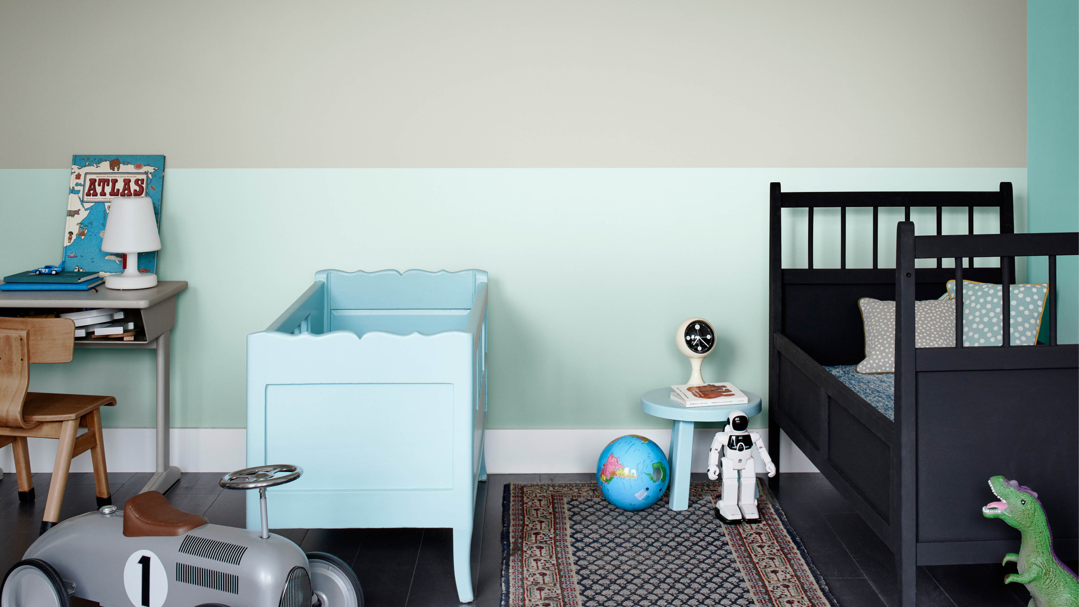 Une chambre partagée aux murs rayés Des rayures horizontales dans diverses teintes de vert sont une option intemporelle qui convient autant aux garçons et aux filles de tous âges.