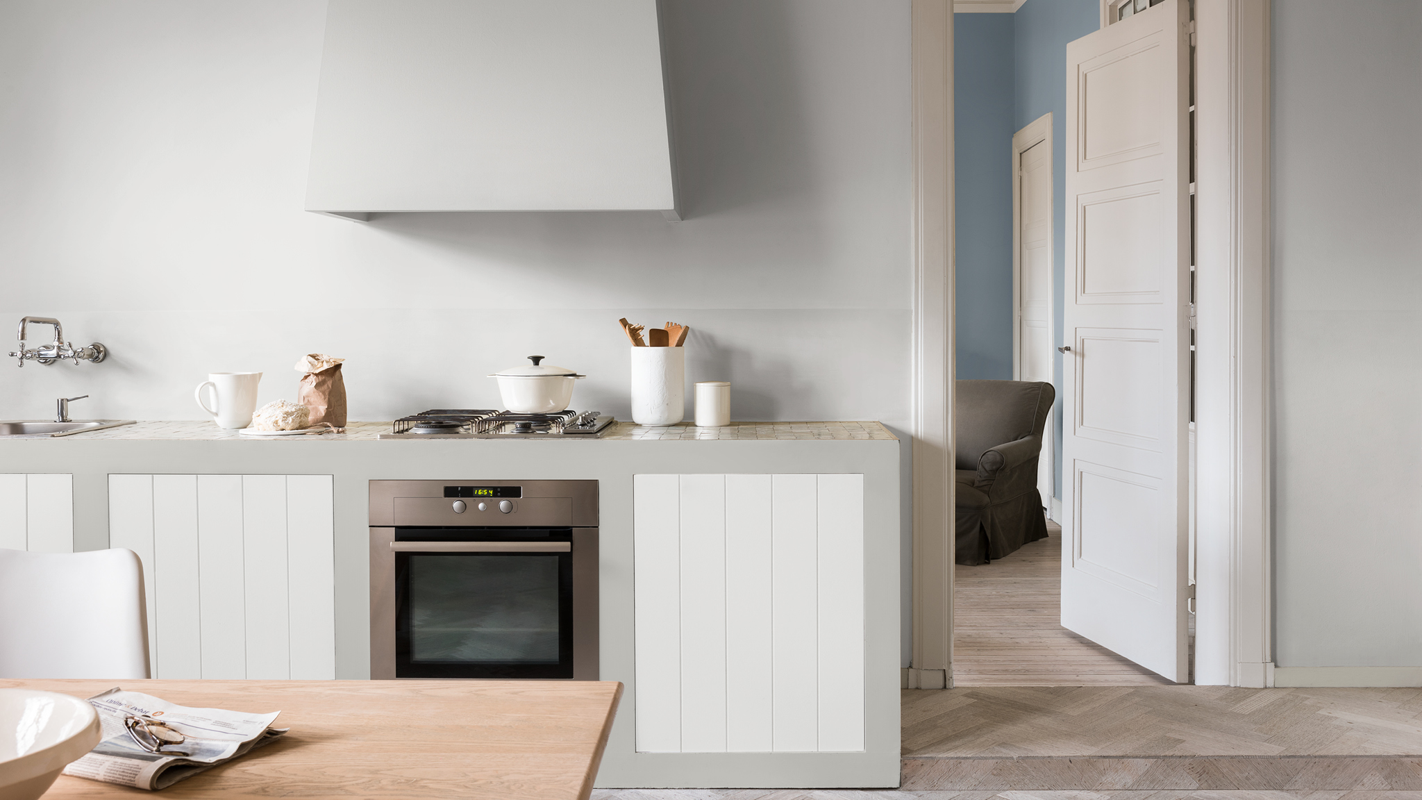 Une cuisine minimaliste Optez pour une association de couleurs en ton sur ton, aussi bien à l'intérieur de vos pièces que dans l'espace qui les sépare.