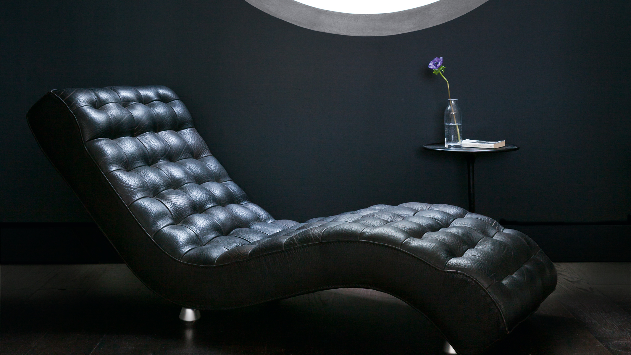 Une palette de couleurs sombres et intenses Faites simple avec une palette de noir jais, de gris graphite et de blanc ou ajoutez juste une couleur primaire au mélange pour créer un contraste audacieux.