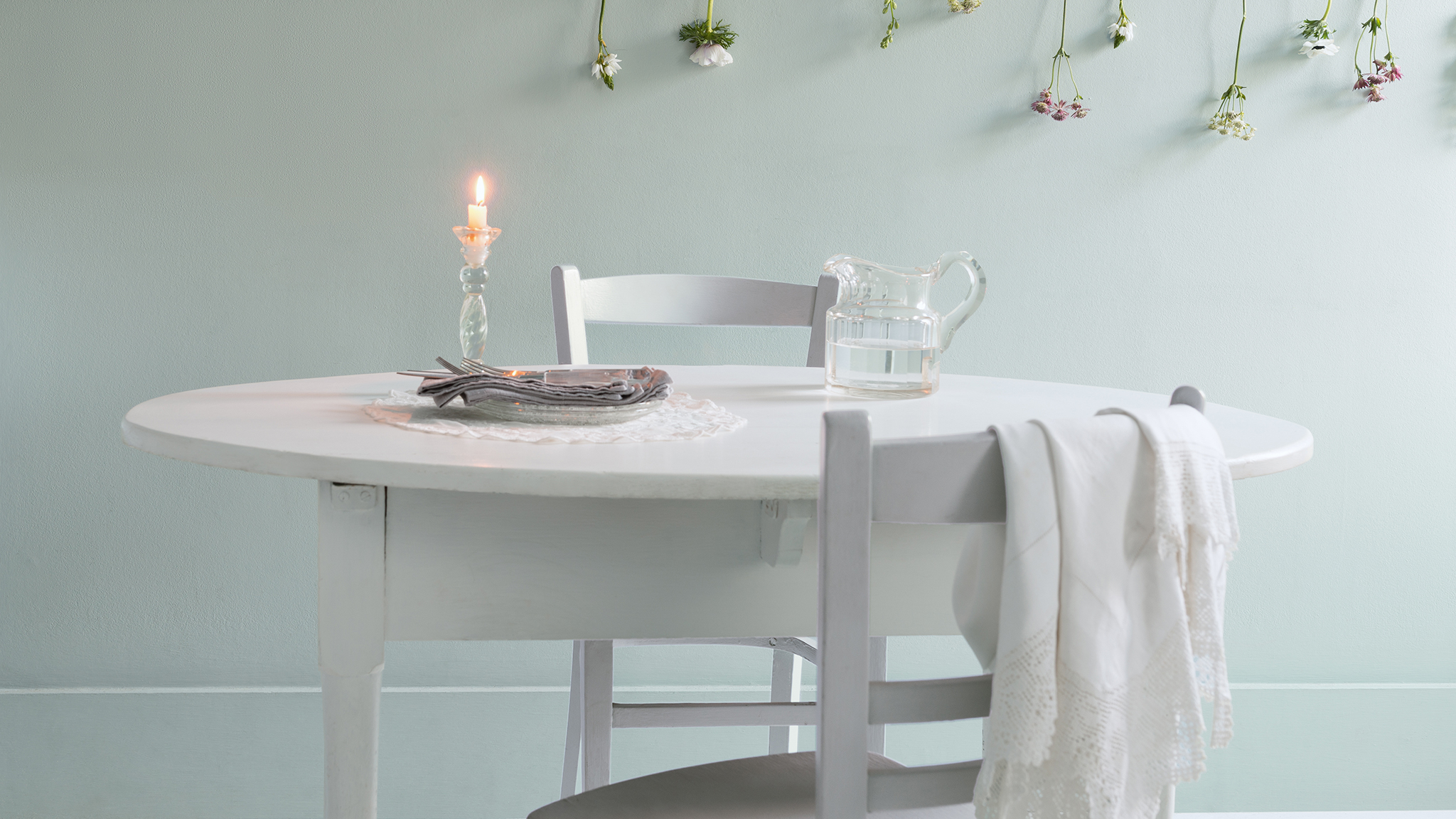 Une salle a manger verte relaxante Les couleurs les plus froides vont faire reculer les murs, rendant la pièce plus spacieuse et lumineuse. Optez pour des nuances pâles de gris, de bleu et de vert pour un effet lumineux maximum.