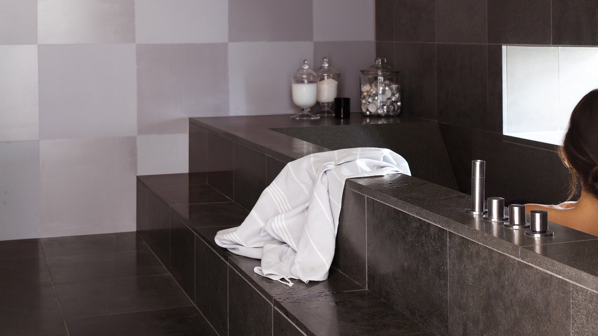 Une salle de bains grise elegante Le gris est une couleur de plus en plus populaire pour les salles de bains. Du gris colombe le plus pâle à l'ardoise la plus foncée, c'est une manière facile d'ajouter une note de sophistication à votre déco.
