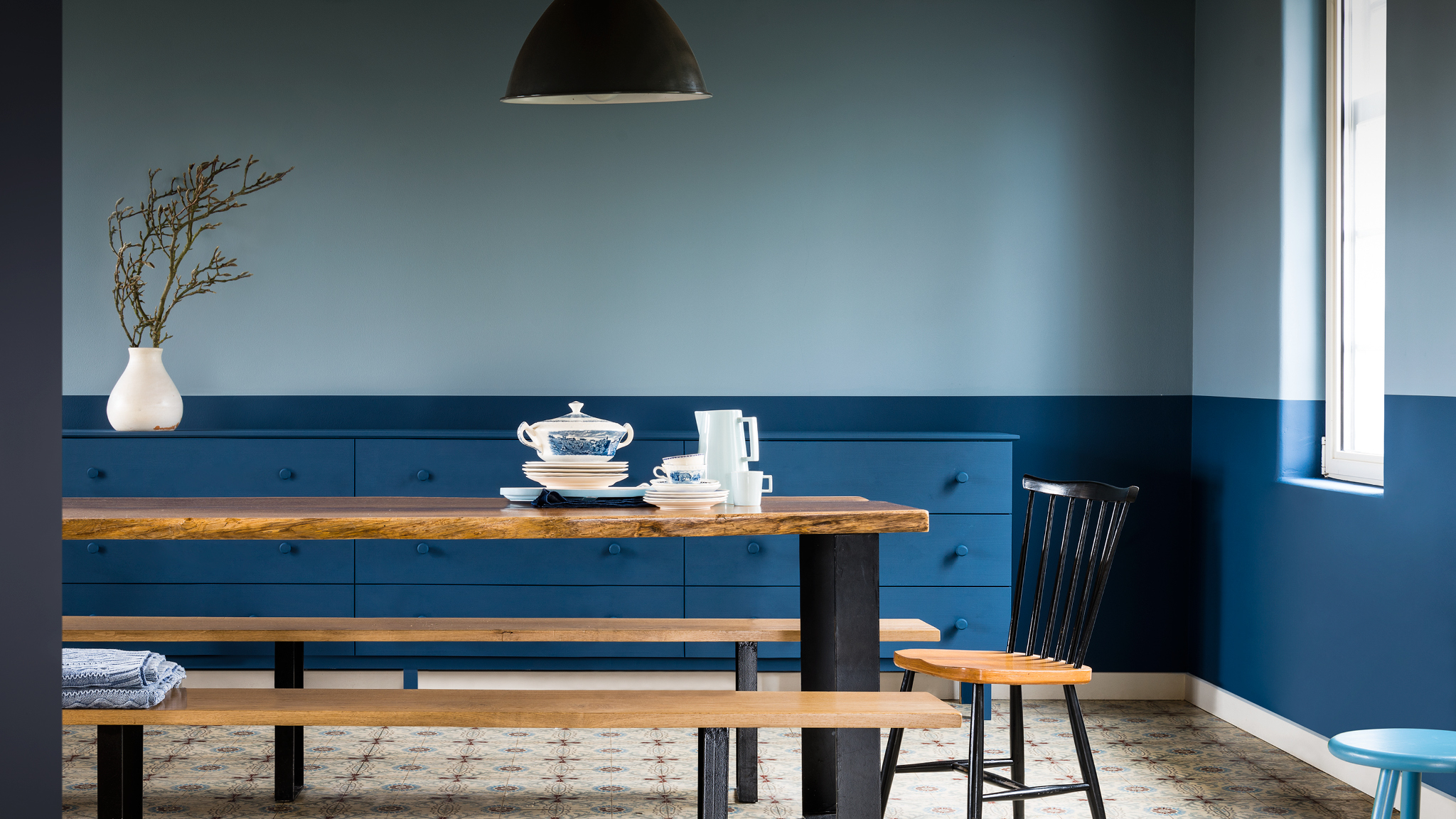 Une salle à manger bleue Créez une harmonie des couleurs avec un mur ton sur ton qui rehausse votre salle à manger.