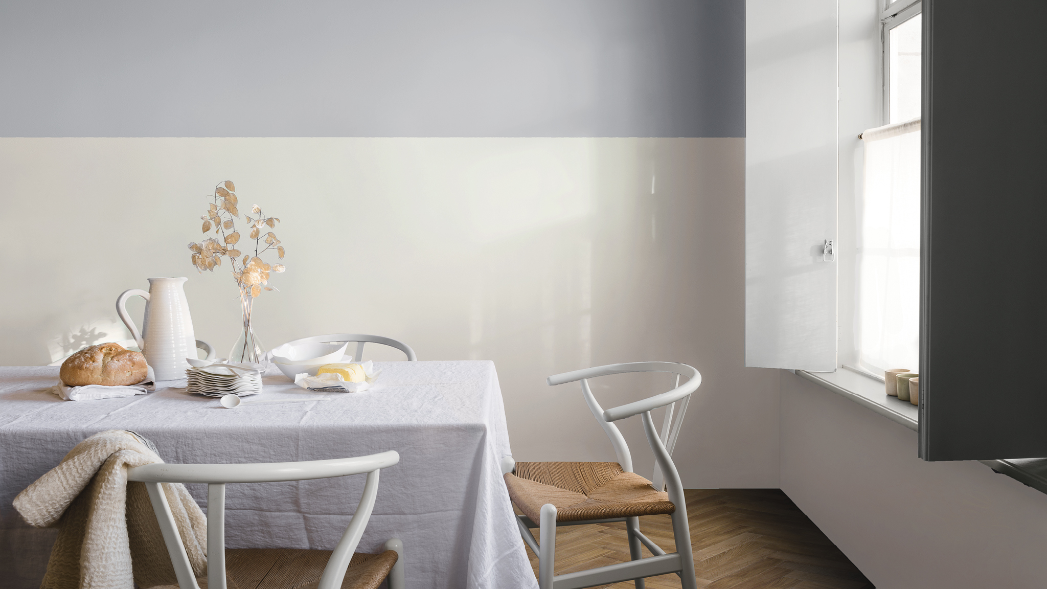 Une table ensoleillée Jouez avec l'ombre et la lumière en optant pour des peintures adaptées à la luminosité de votre pièce.