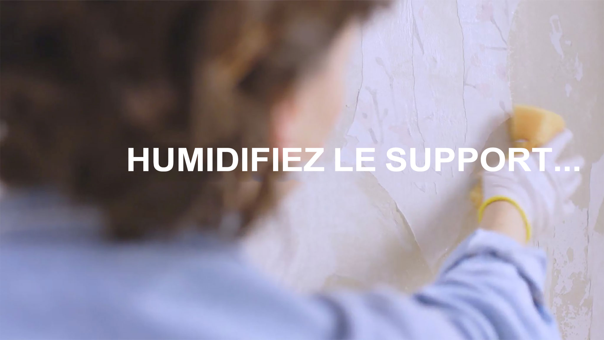 Humidifiez le support pour retirer le papier peint Humidifiez le support pour retirer le papier peint