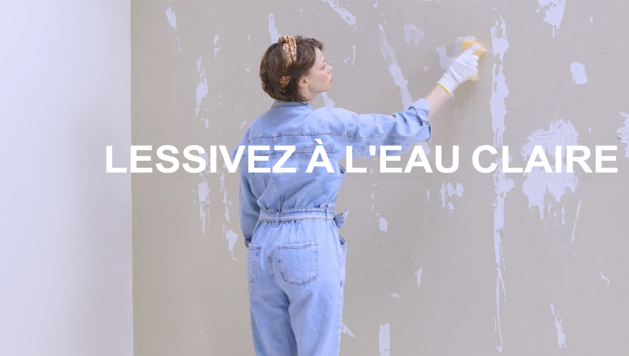 Lessivez le mur à l'eau claire après avoir retiré le papier peint Lessivez le mur à l'eau claire après avoir retiré le papier peint
