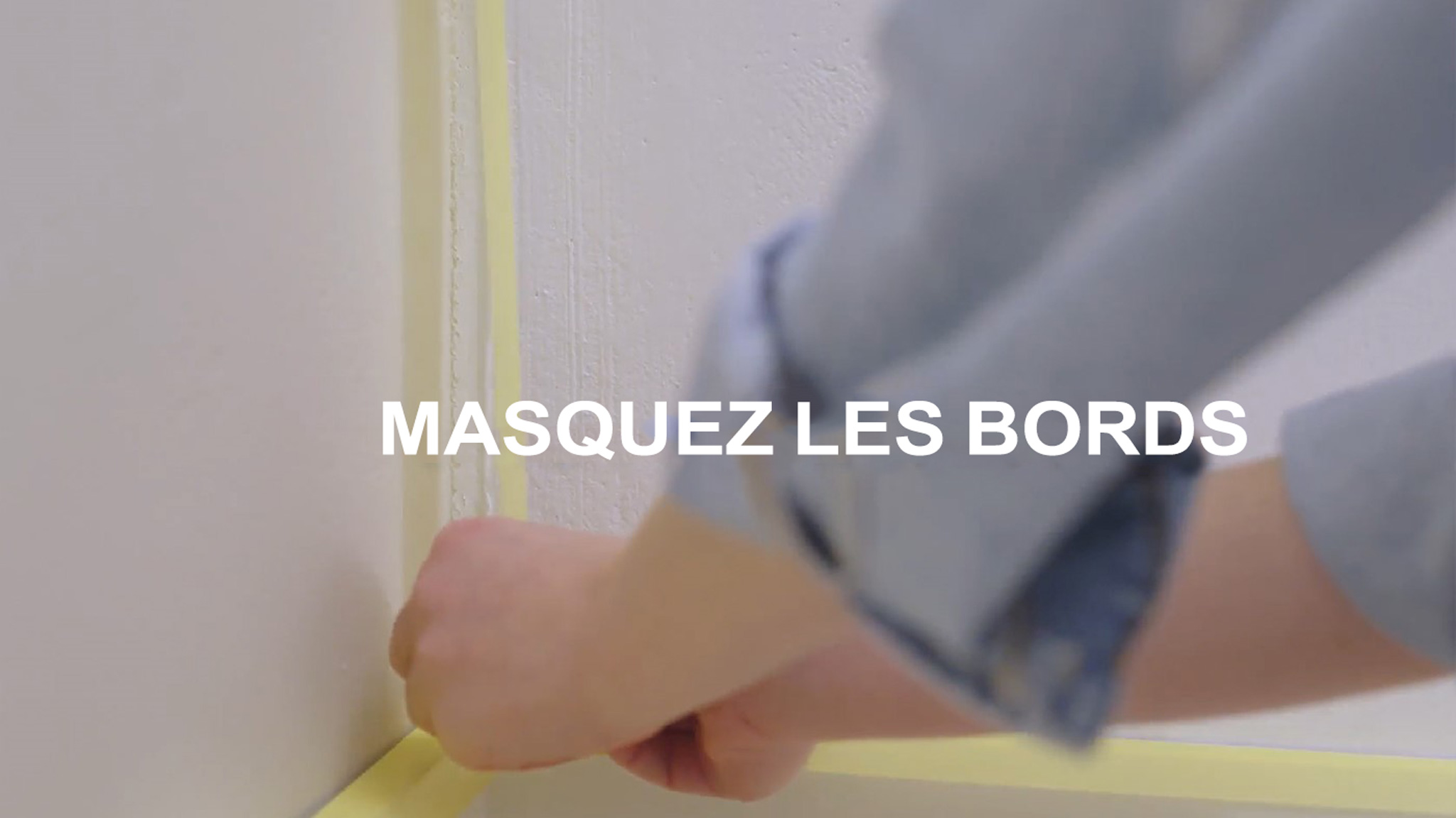 Masquez les bords avant de peindre au rouleau Masquez les bords avant de peindre au rouleau