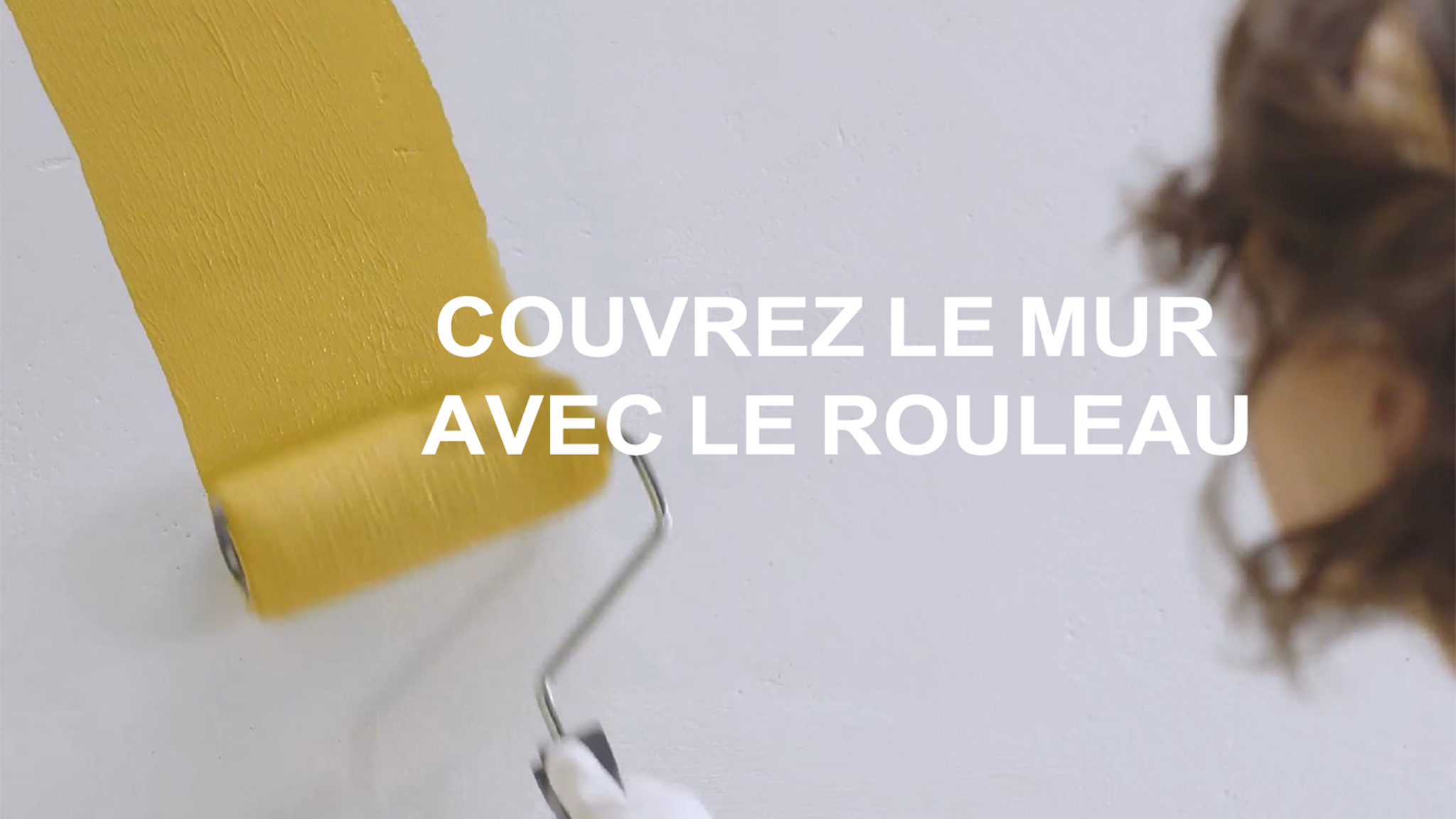 Couvrez le mur à l'aide du rouleau Couvrez le mur à l'aide du rouleau
