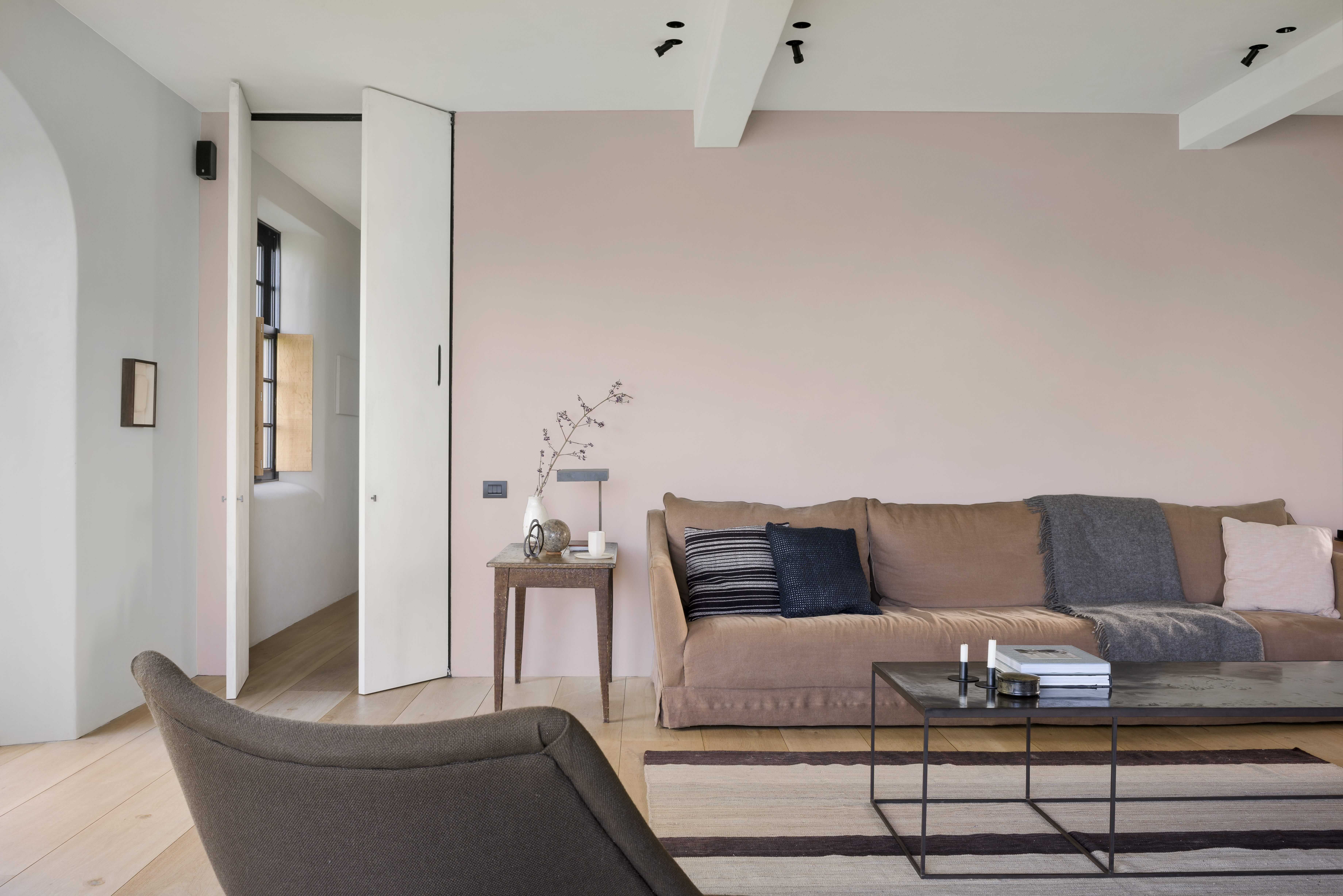 Canapé et table basse brun pâle contre un mur rose pâle Dulux_Valentine_Si_Simple_idees_mur_accent_FR_2