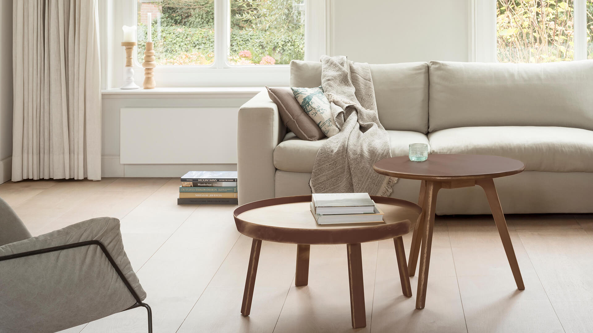 Deux tables basses en bois peintes devant un canapé crème Dulux_Valentine_Chalk_Paint_idees_meuble_craie_FR_3
