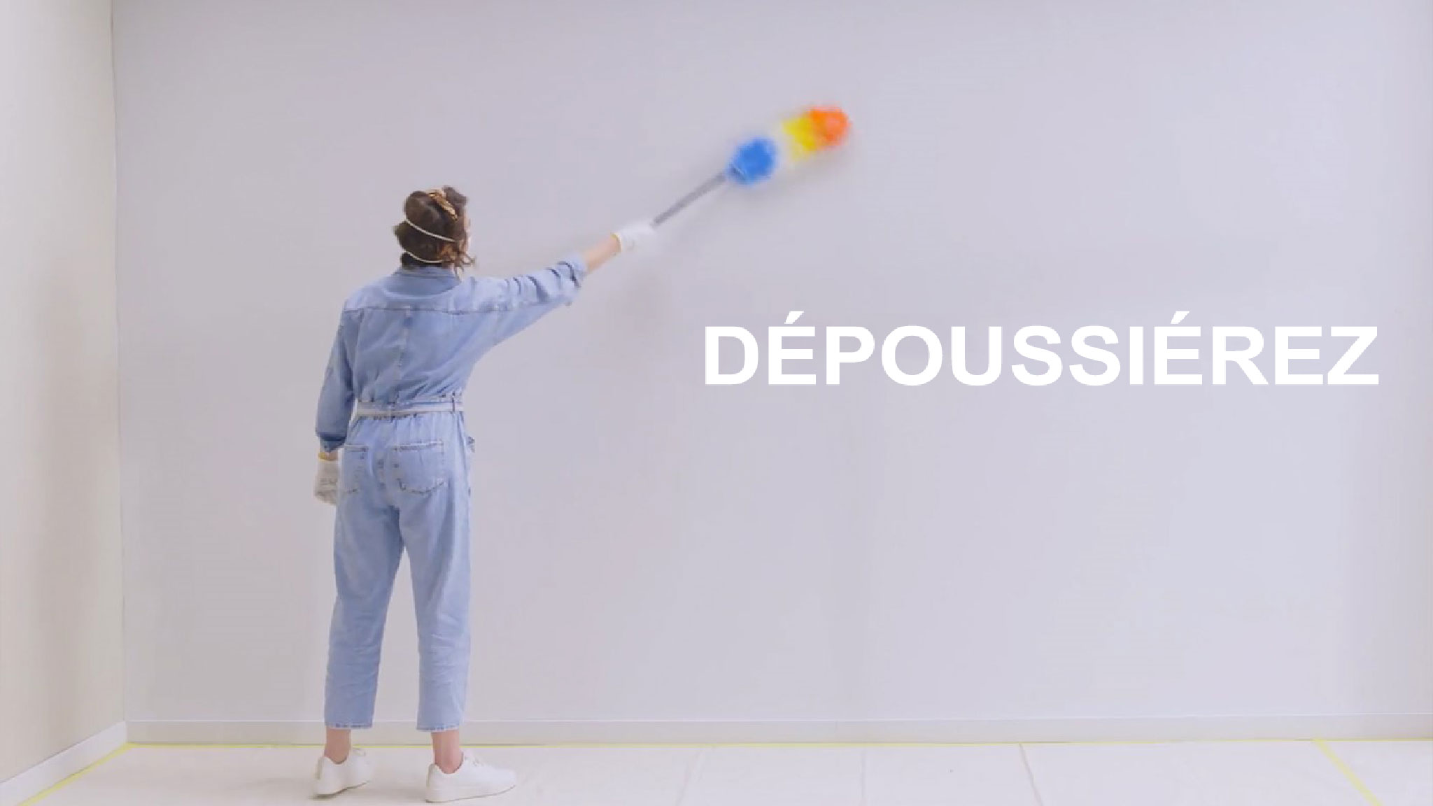 Dépoussiérez le mur avant de le lessiver Dépoussiérez le mur avant de le lessiver