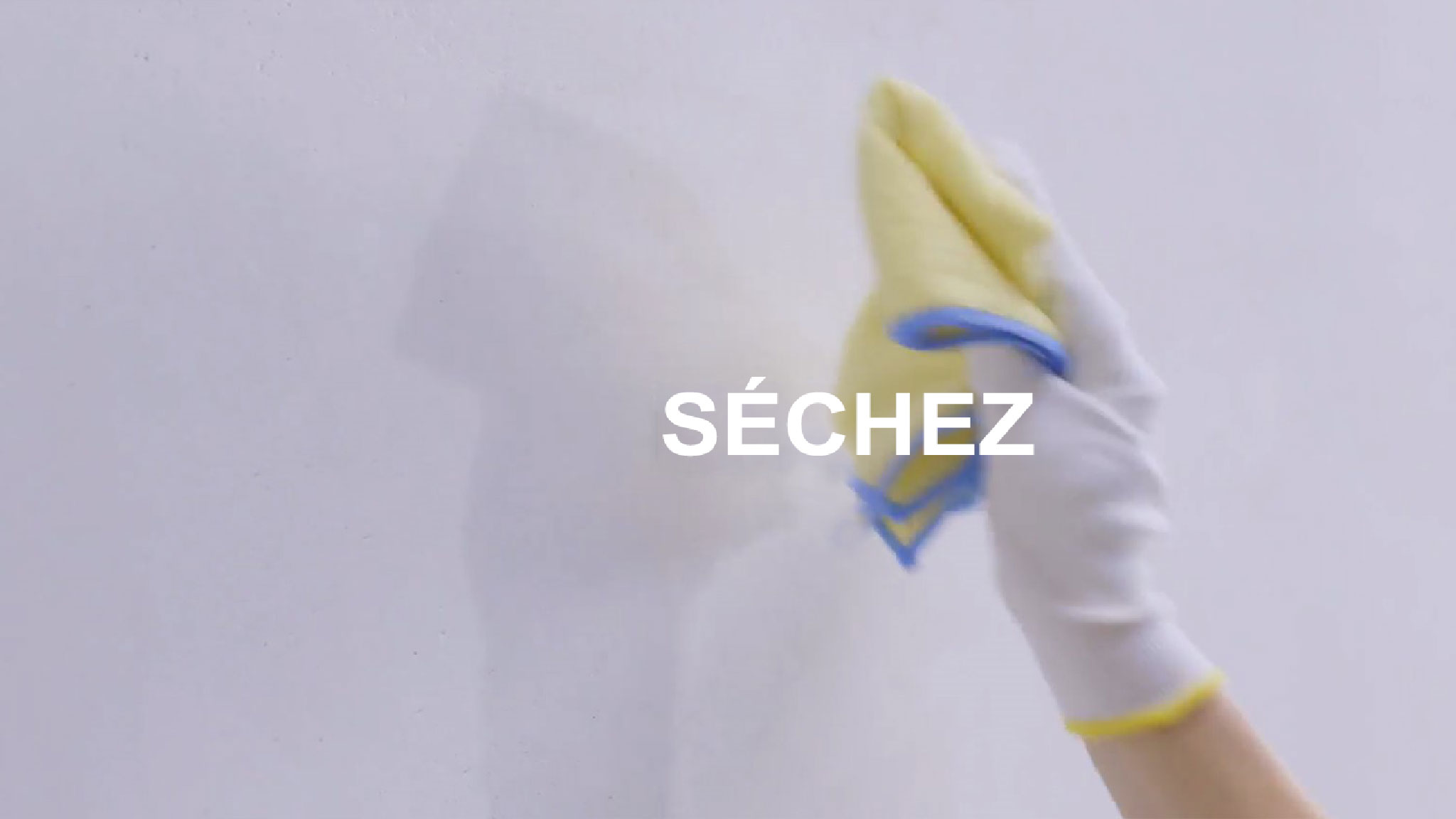 Séchez le mur après l'avoir nettoyé Séchez le mur après l'avoir nettoyé
