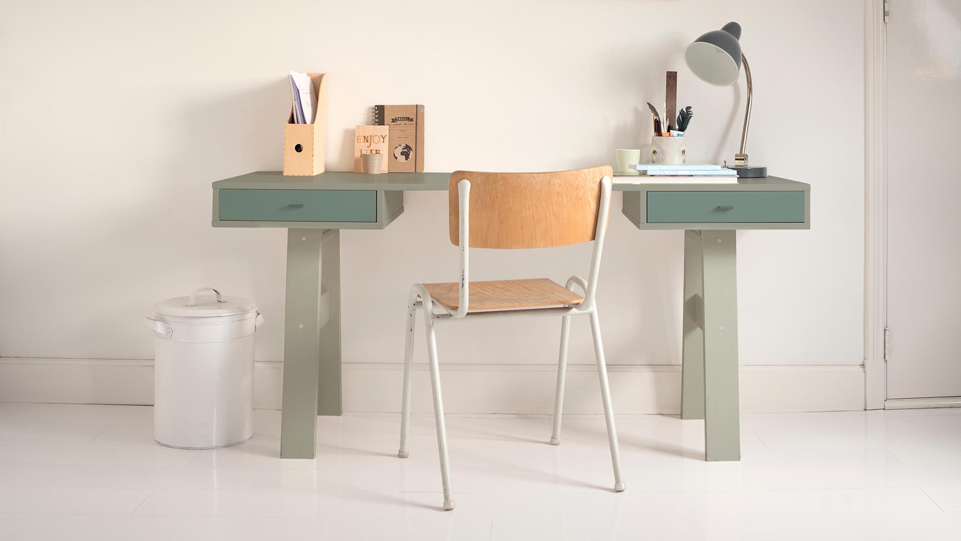 Bureau peint en vert clair avec chaise Dulux_Valentine_Chalk_Paint_idees_meuble_craie_FR_5