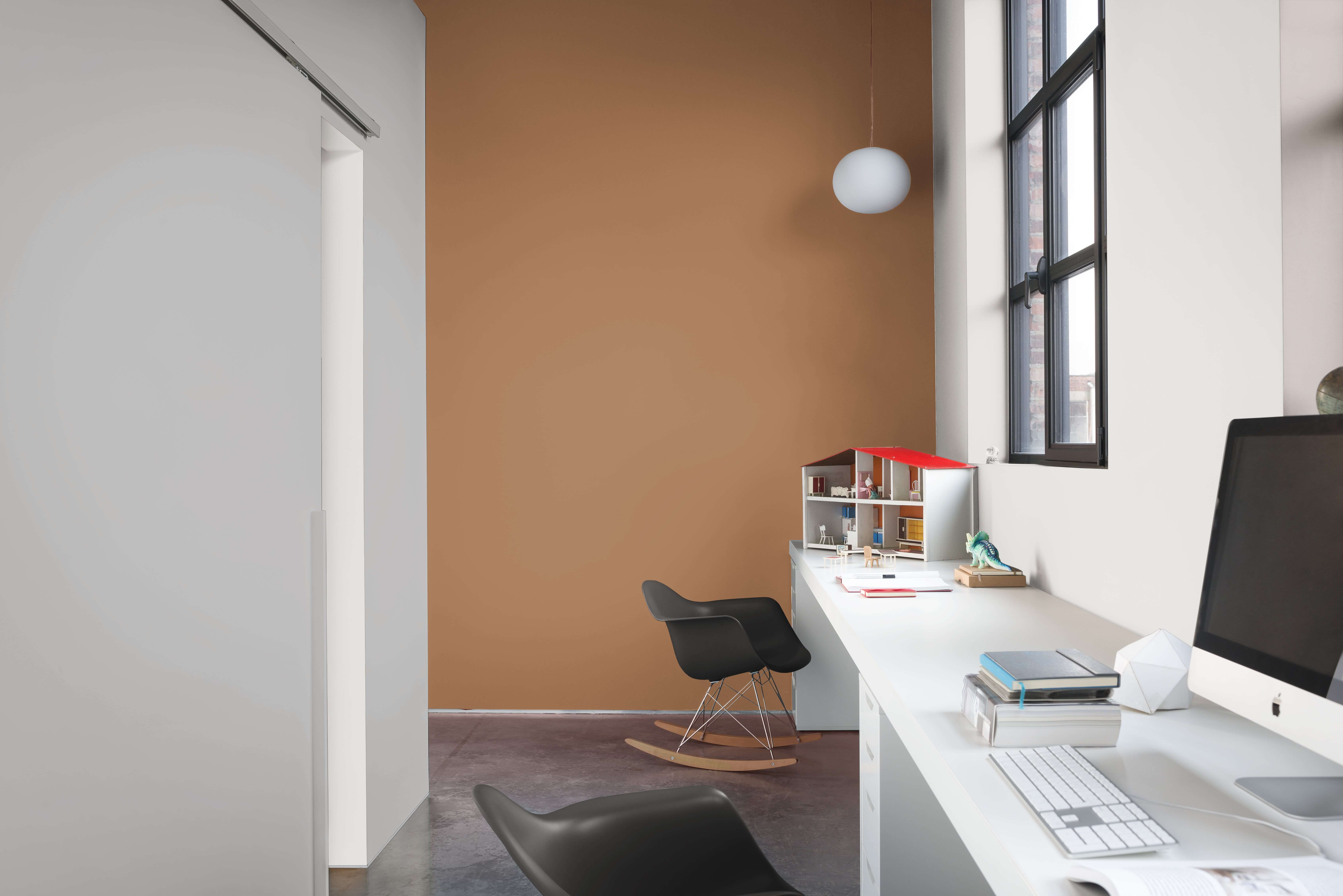 Ordinateur et maison de poupées avec un mur couleur sable en arrière-plan Dulux_Valentine_Si_Simple_idees_mur_accent_FR_5