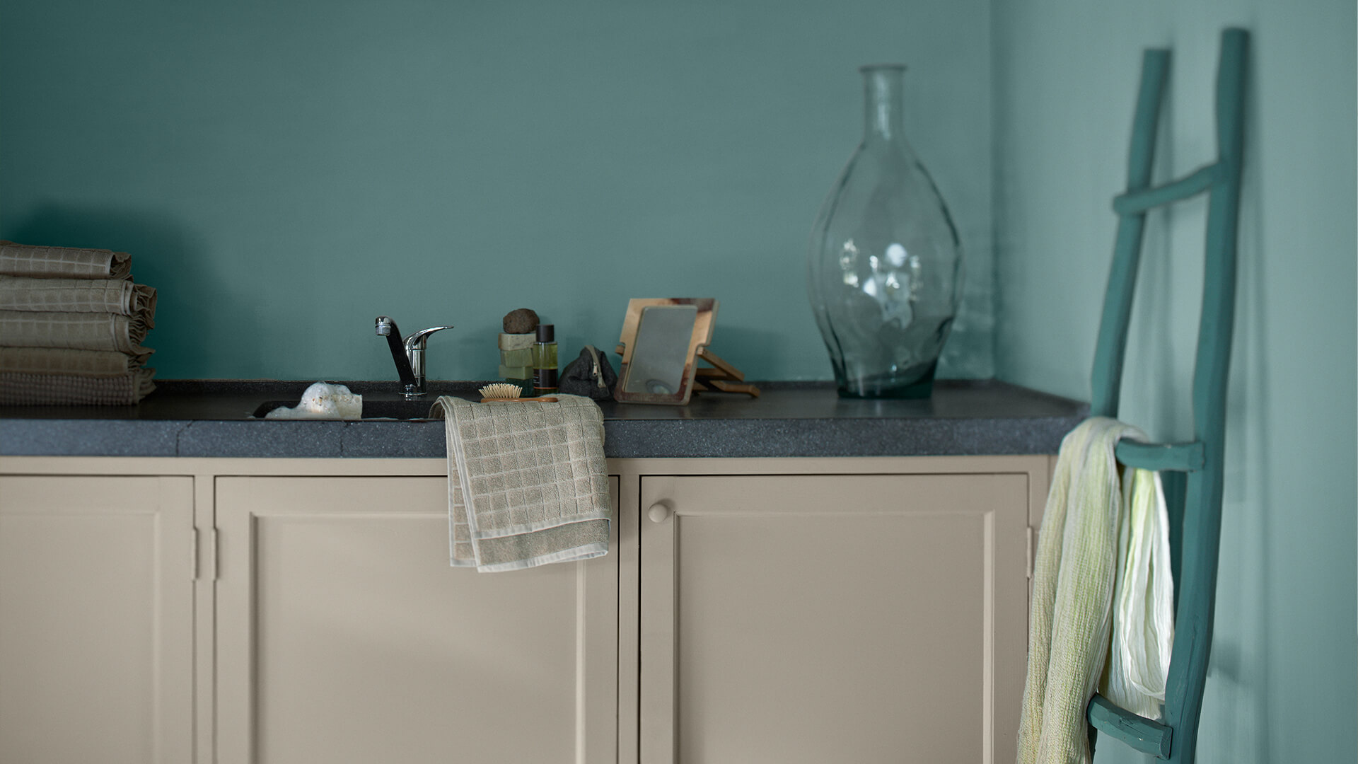 Meubles de cuisine gris clair contre des murs bleu sarcelle, avec une échelle Dulux_Valentine_Chalk_Paint_idees_meuble_craie_FR_4